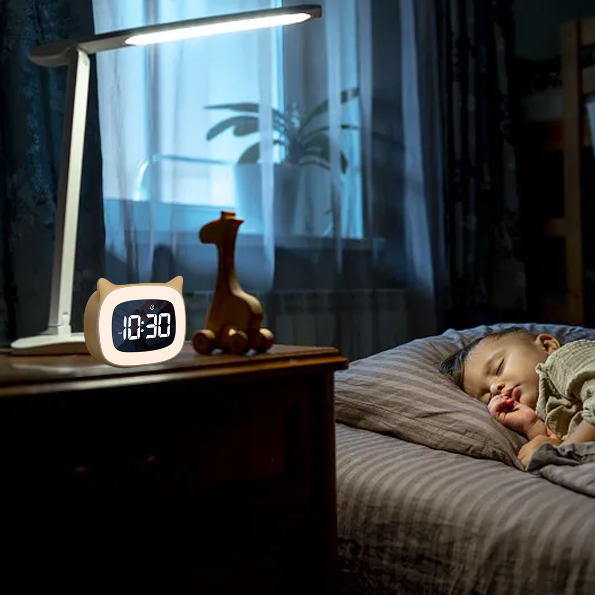 Kind schläft im Bett. Nachttisch mit Uhr und Lampe. Pflanze im Hintergrund.