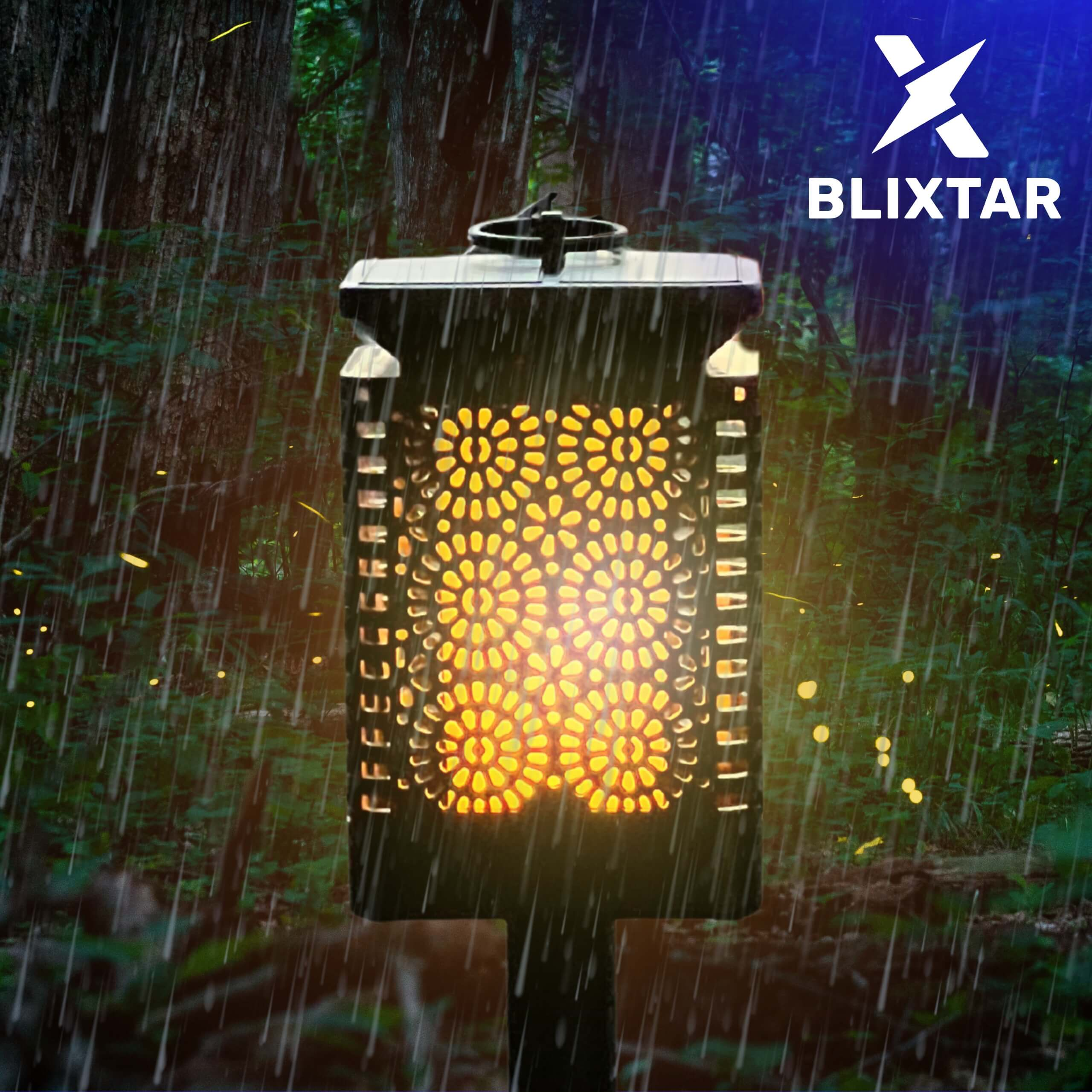 Zewnętrzna latarnia solarna ze światłem imitującym płomień w deszczowym lesie. Widoczne logo Blixstar.