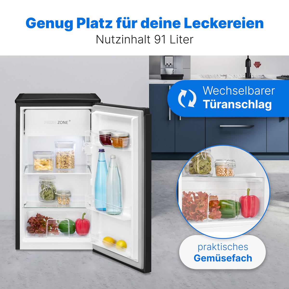 Ein schwarzer Kühlschrank mit offener Tür, die Regale mit Lebensmitteln zeigt. Text auf Deutsch.