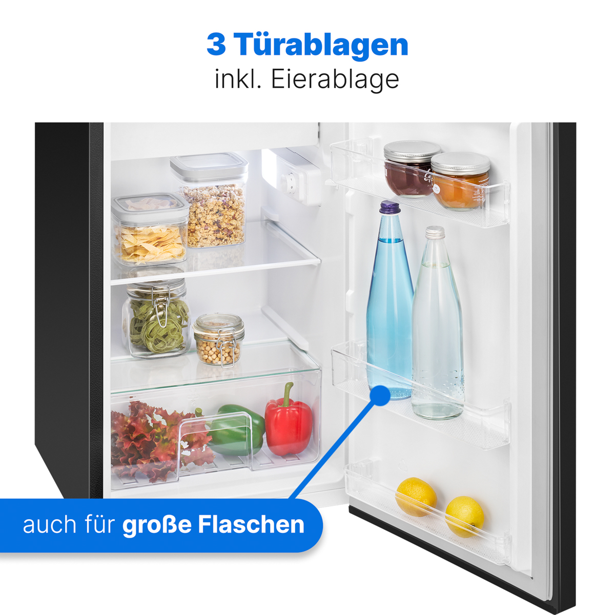 Ein offener Kühlschrank mit Essen darin. Enthält Gläser, Flaschen und Gemüse. Schwarzes Äußeres.