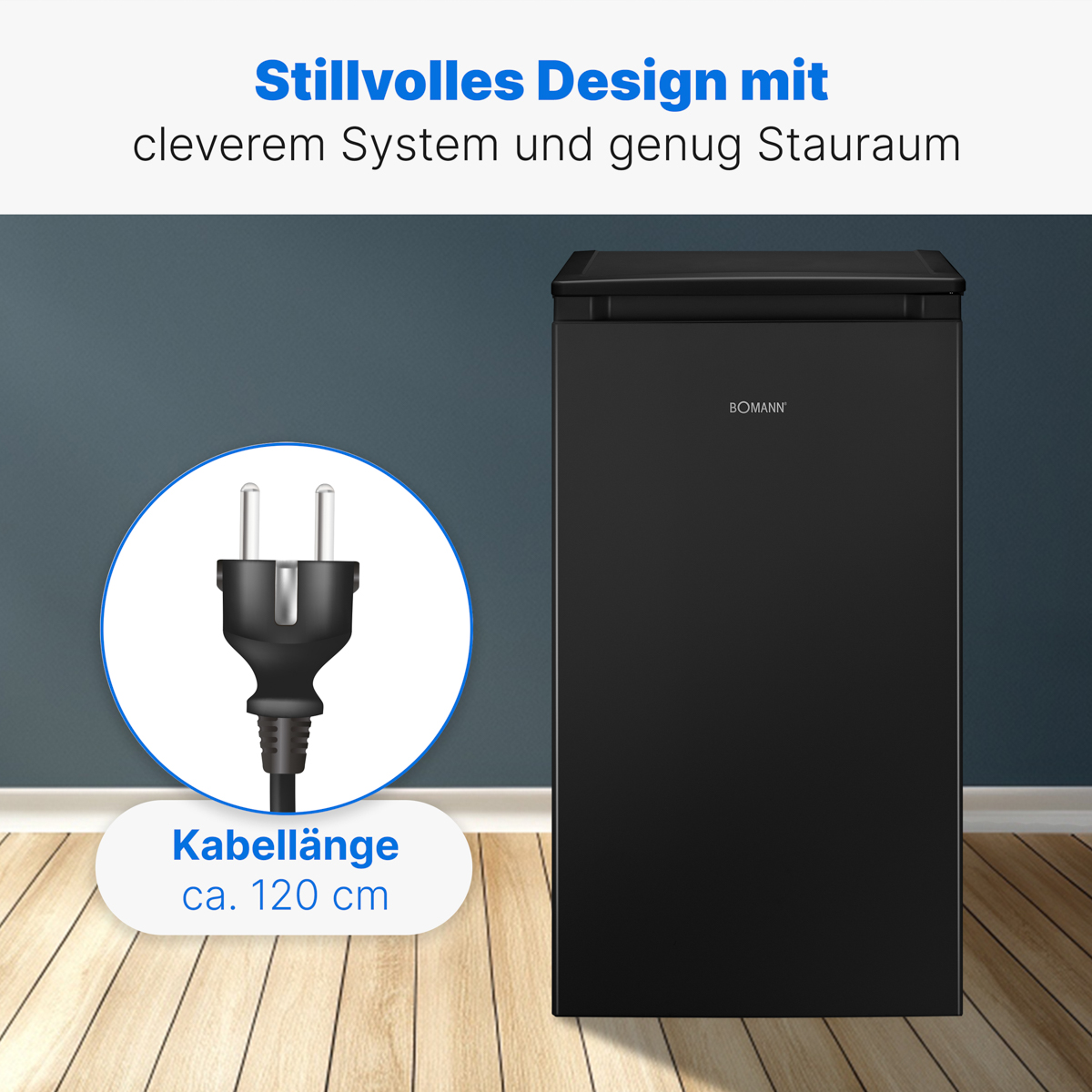 Schwarzer Kühlschrank mit Steckerdetail. Der Stecker hat ein rundes Detail. Text auf Deutsch.