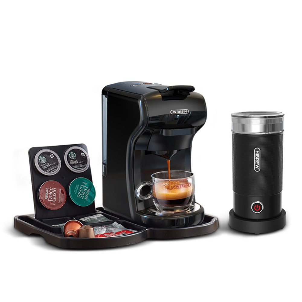 Schwarze Espressomaschine mit Kaffeepads und einem Milchaufschäumer.