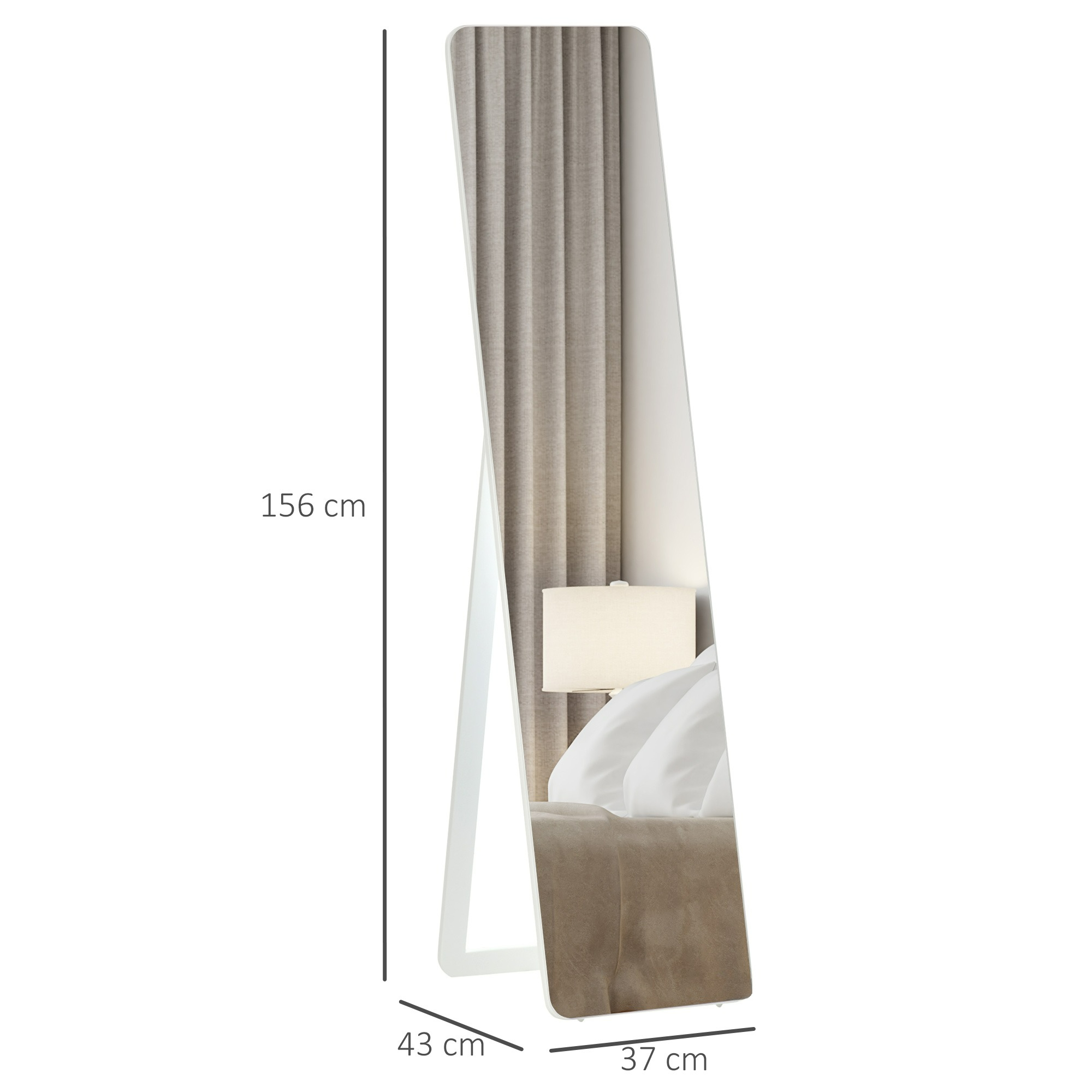 Ein weißer Ganzkörperspiegel mit Maßen neben einem Bett und Vorhängen.