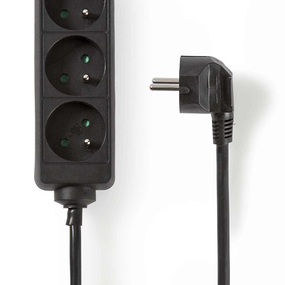 Schwarze Steckdosenleiste mit drei Steckdosen und einem schwarzen Netzstecker auf weißem Hintergrund.