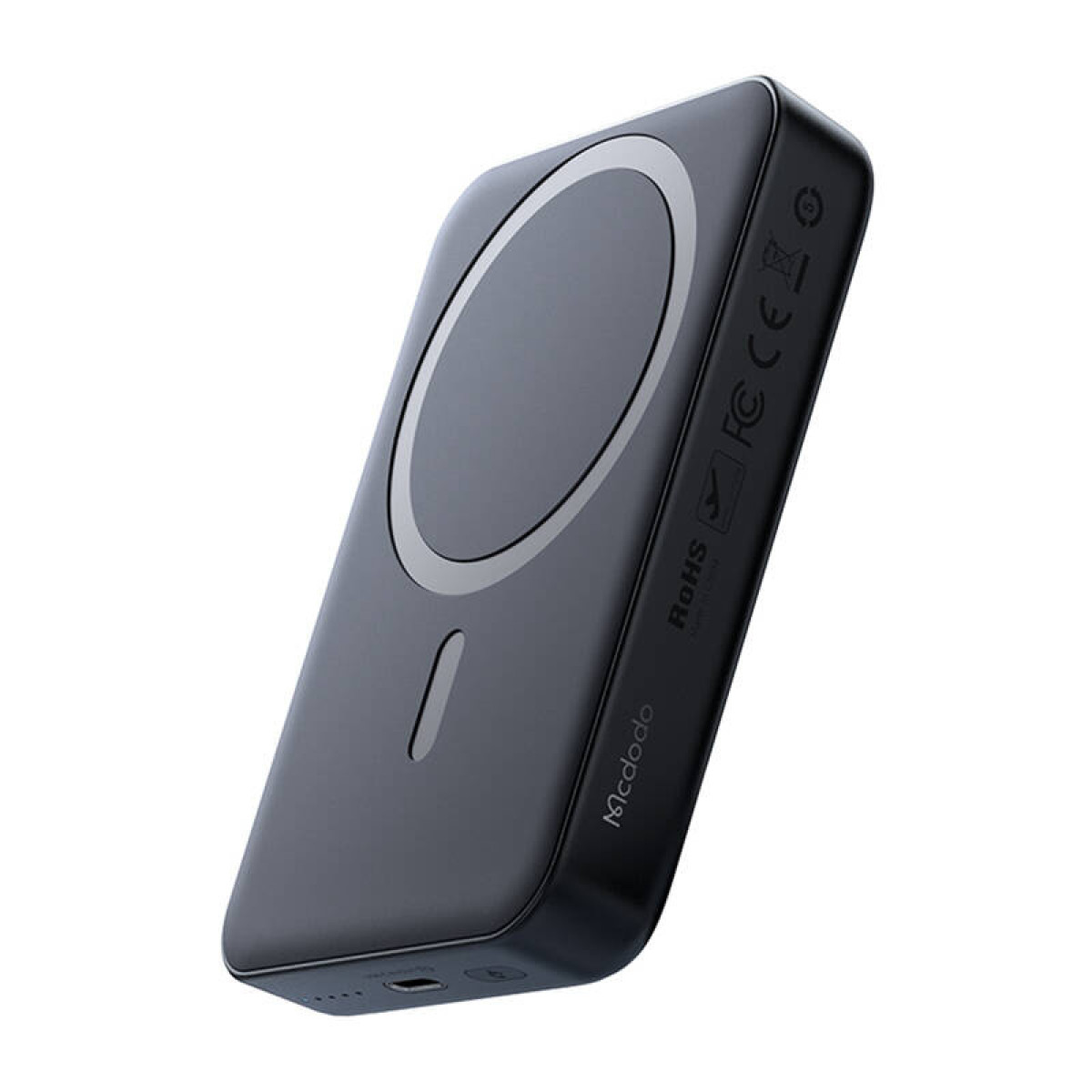 Schwarze Powerbank mit kreisförmigem Ladepad. Die Powerbank hat ein Logo und ist angewinkelt.