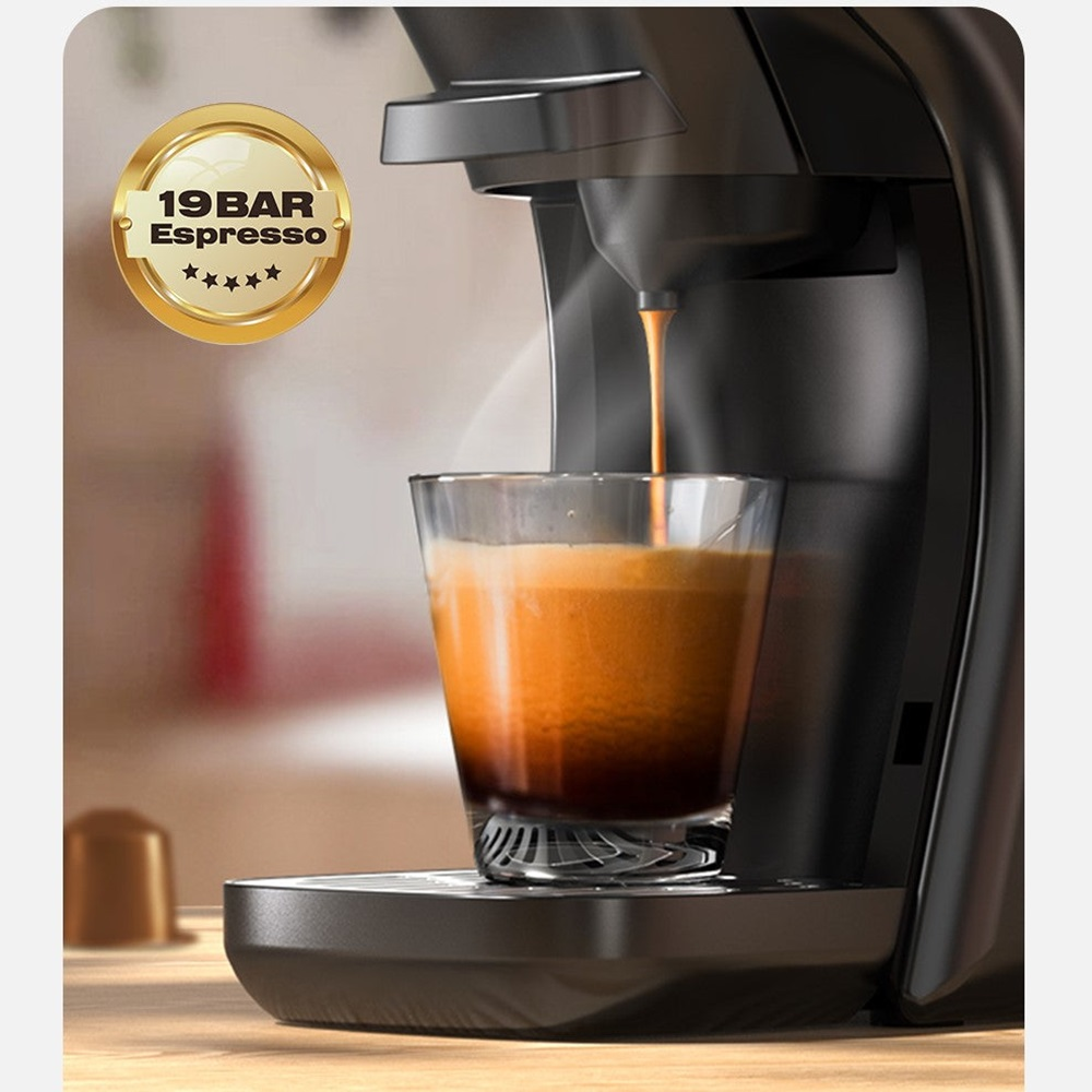 Eine Espressomaschine, die Kaffee in ein Glas gießt. Ein goldenes Abzeichen mit Text.
