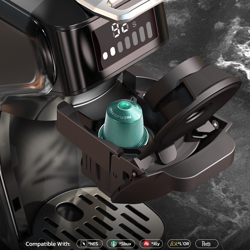 Eine schwarze Kaffeemaschine mit einer grünen Kaffeekapsel im Inneren.