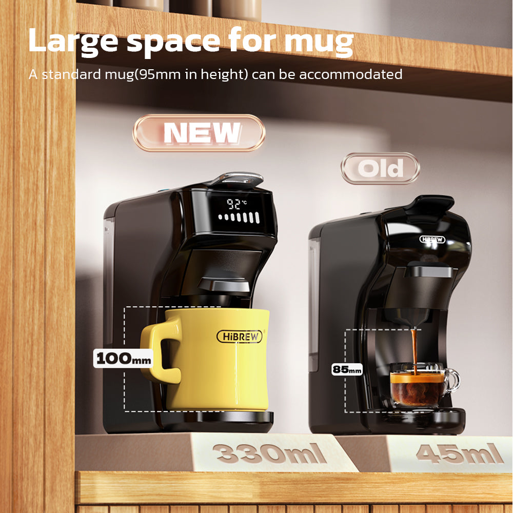 Zwei Kaffeemaschinen, eine neu mit gelbem Becher. Die alte Maschine hat eine kleine Tasse.