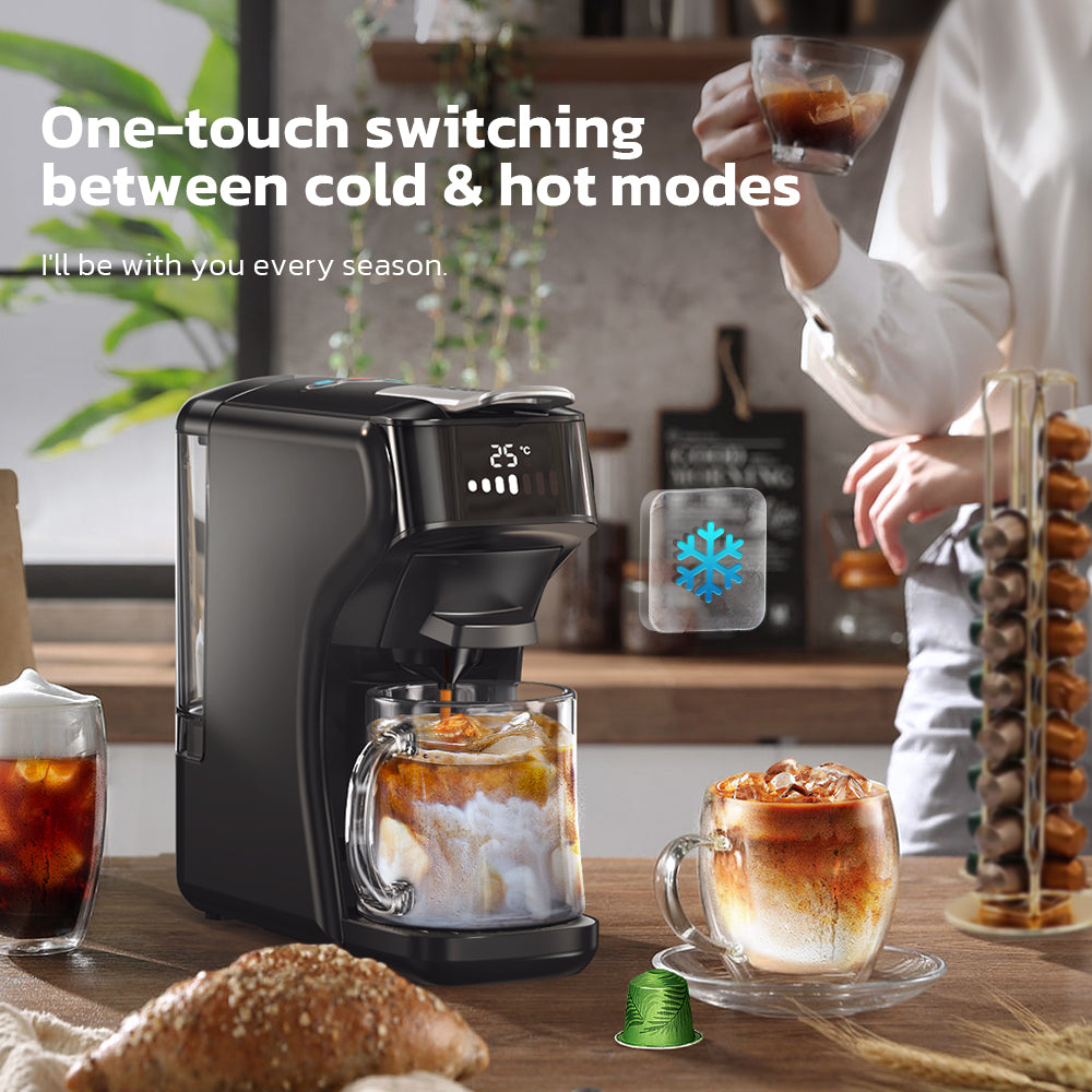 Eine schwarze Kaffeemaschine, die Kaffee zubereitet, mit zwei Tassen und einem Kapselhalter.