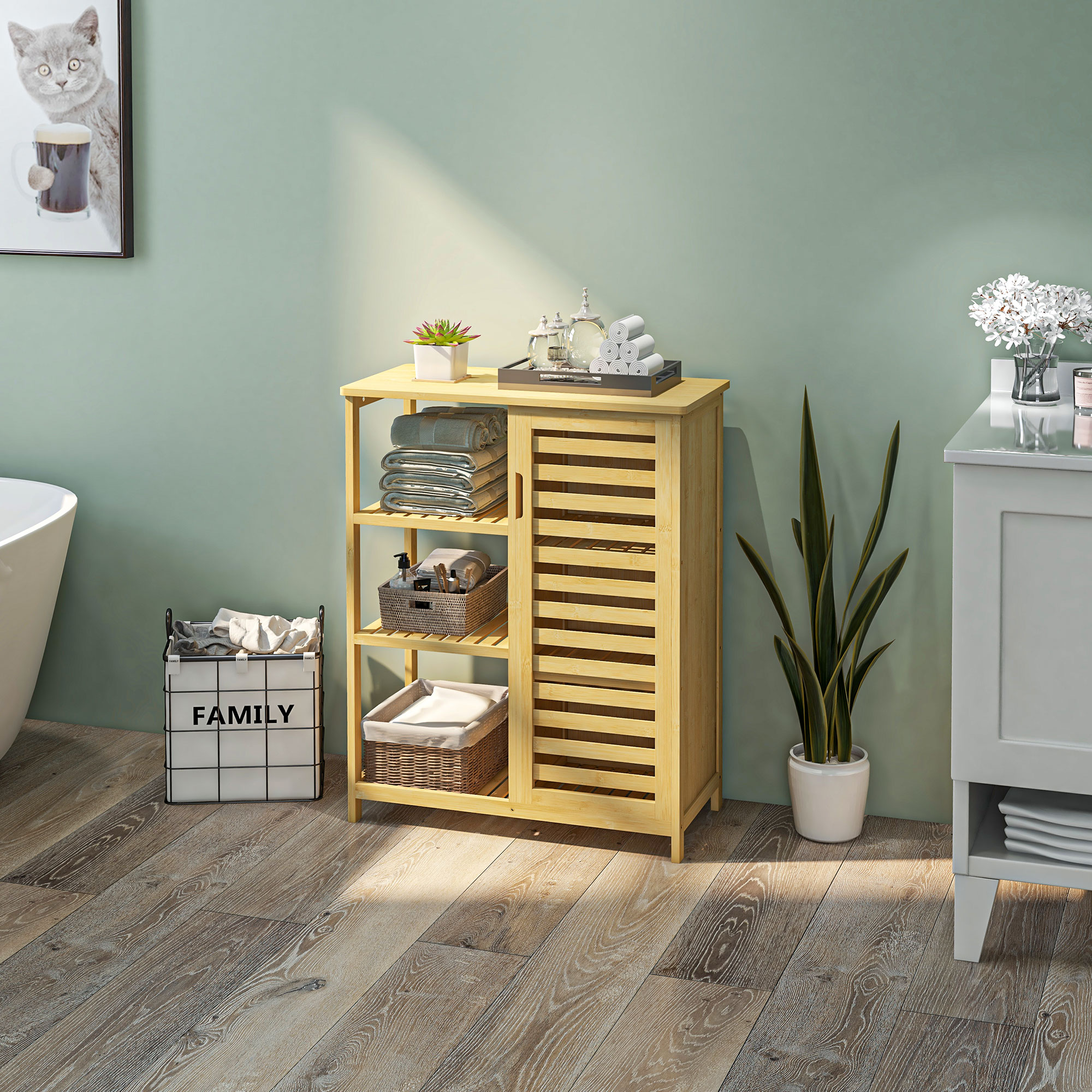 Holzschrank mit offenen Regalen und Tür, mit Handtüchern und Pflanzen.