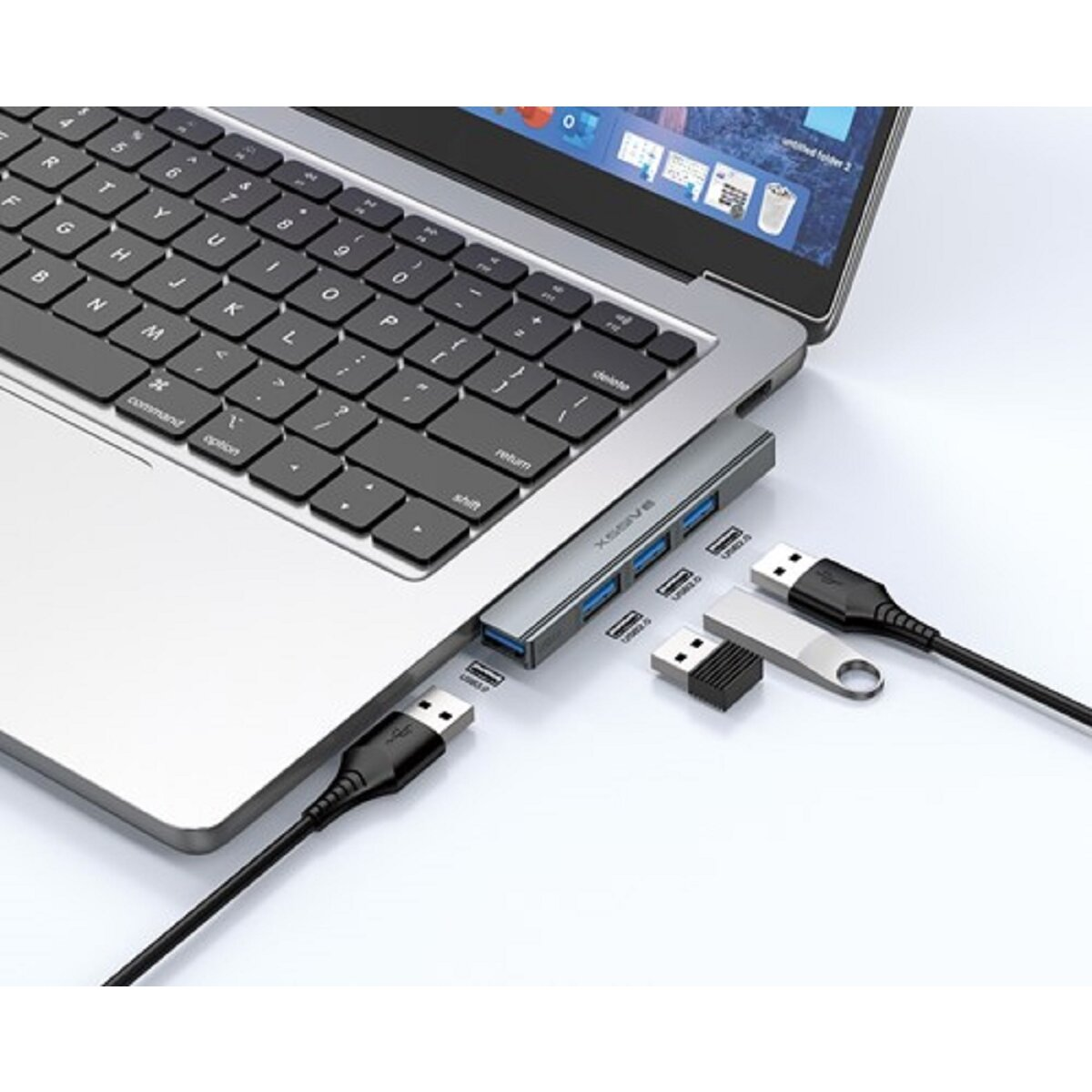 Laptop mit USB-Hub und USB-Geräten. Kabel sind angeschlossen. Weiße Oberfläche.