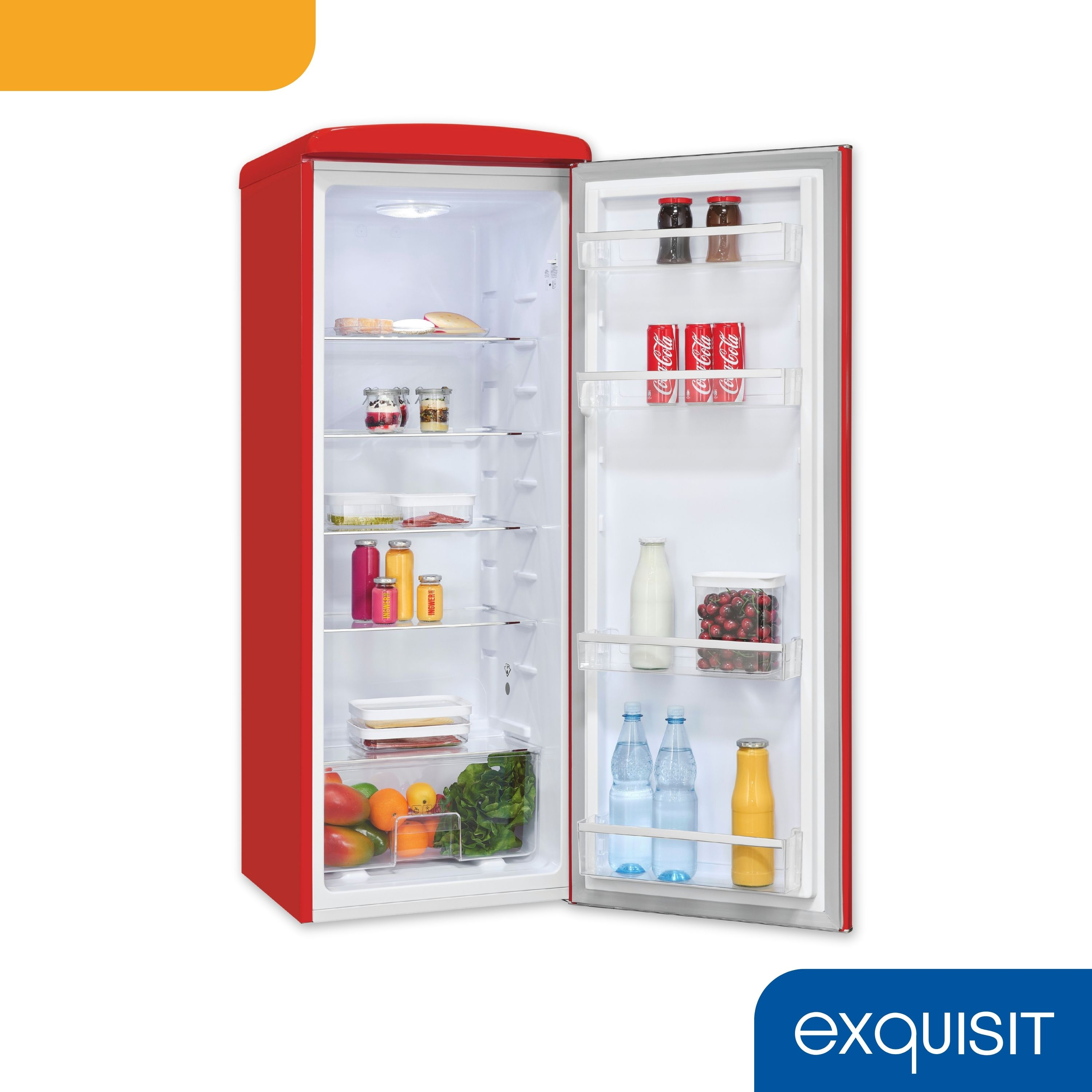 Ein roter Kühlschrank mit offener Tür, der Regale mit Lebensmitteln und Getränken zeigt.