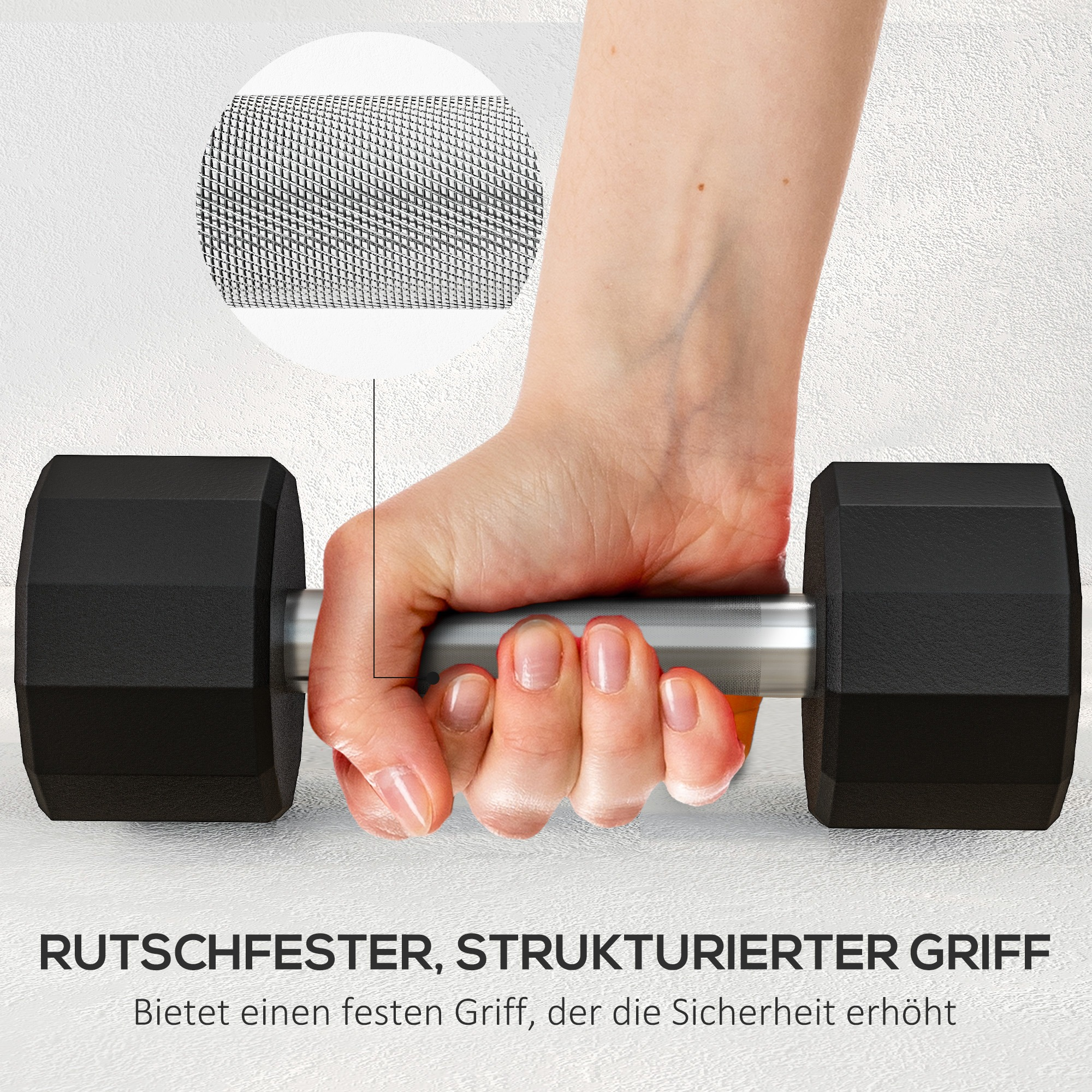Eine Hand hält eine schwarze Hantel mit strukturiertem Griff. Der Hintergrund ist eine weiße, strukturierte Oberfläche.