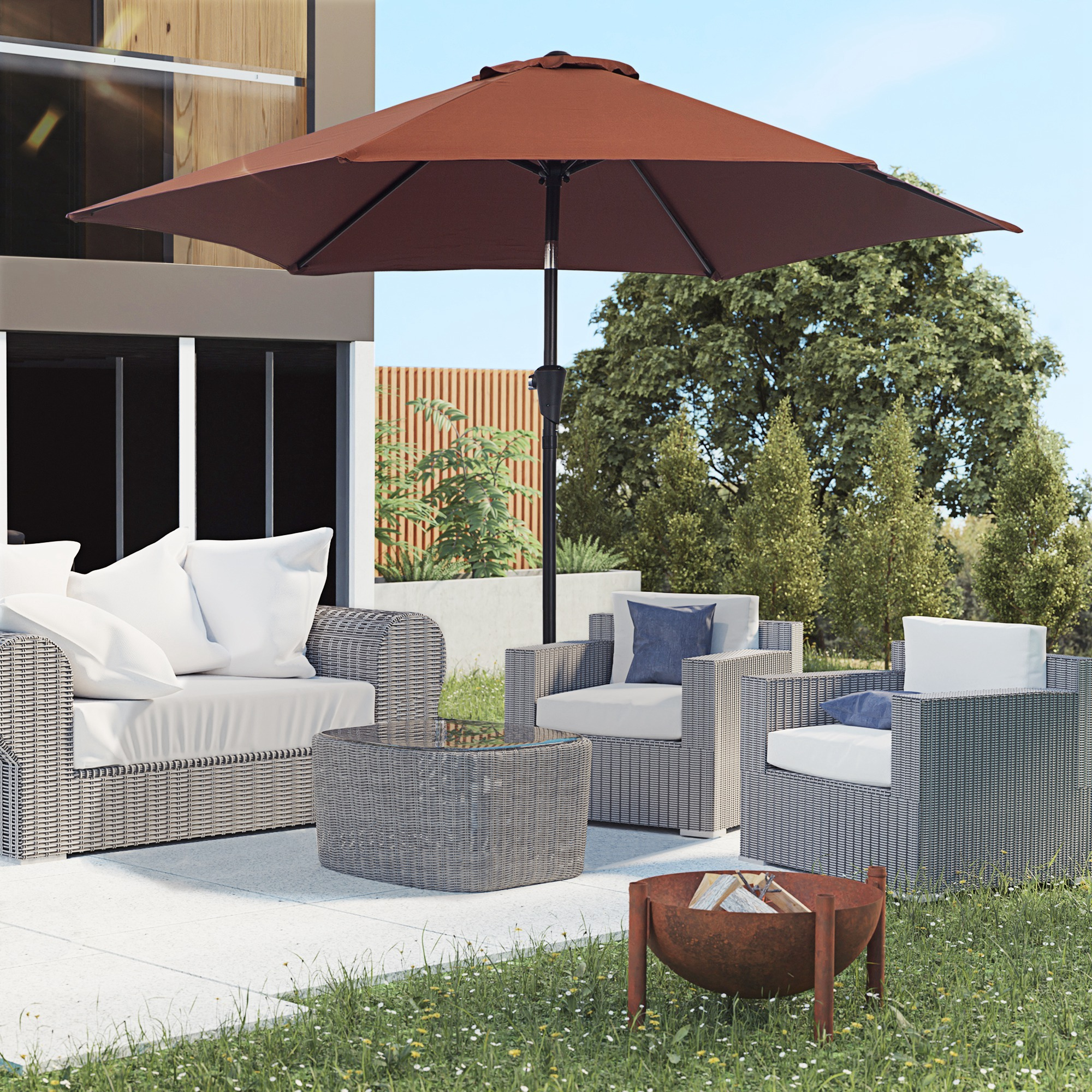 Terrasse im Freien mit Möbeln, darunter ein brauner Sonnenschirm, Stühle und eine Feuerstelle.