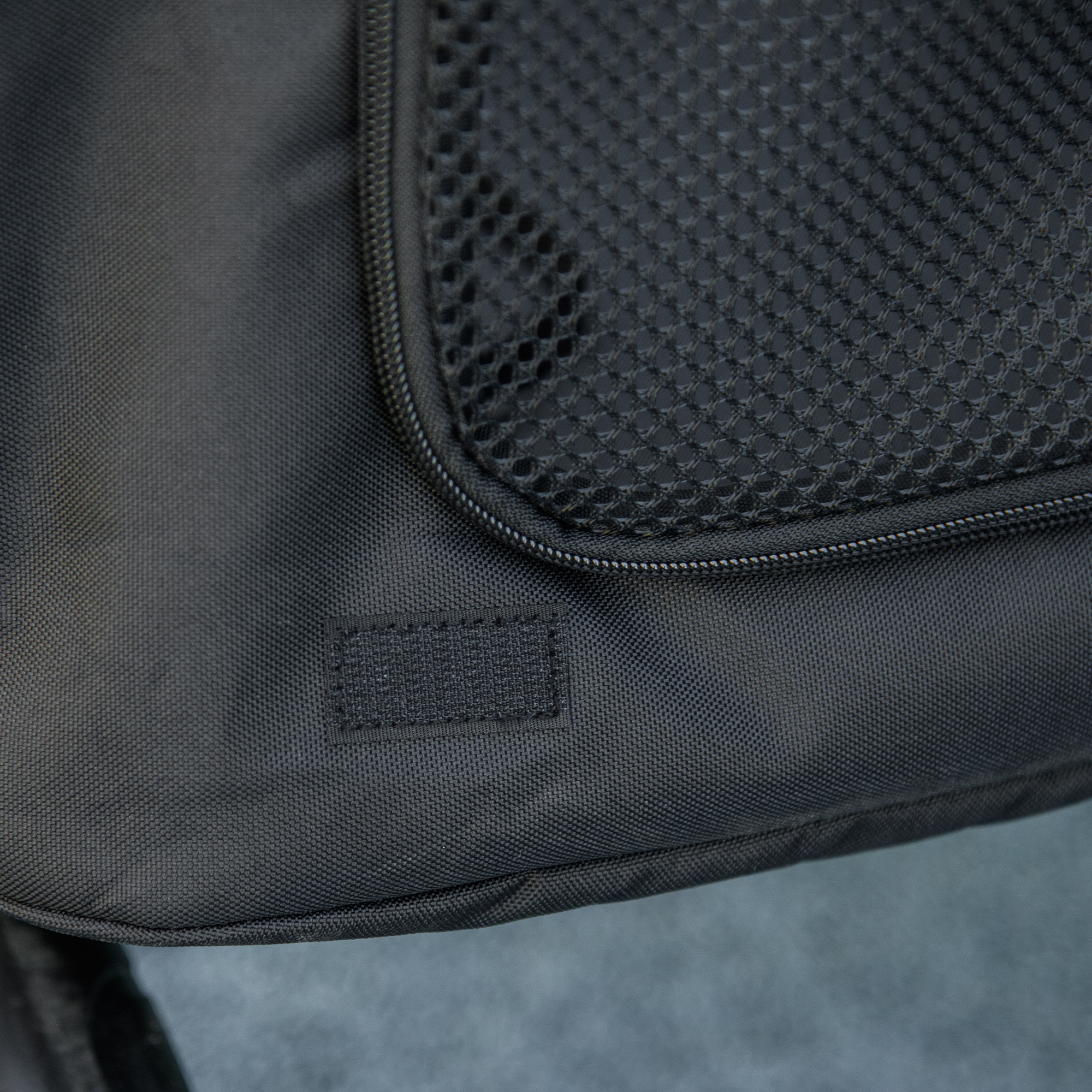 Nahaufnahme eines schwarzen Rucksacks mit einer Netztasche.