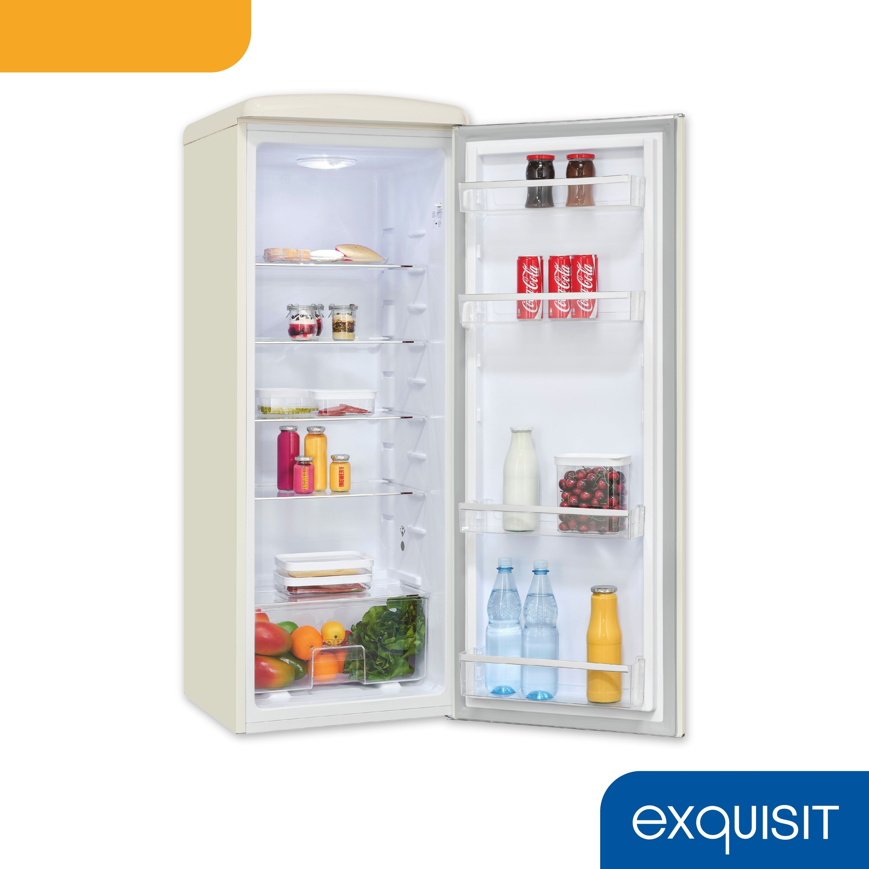 Offener Kühlschrank mit Lebensmitteln, darunter Flaschen, Gläser und frische Produkte.