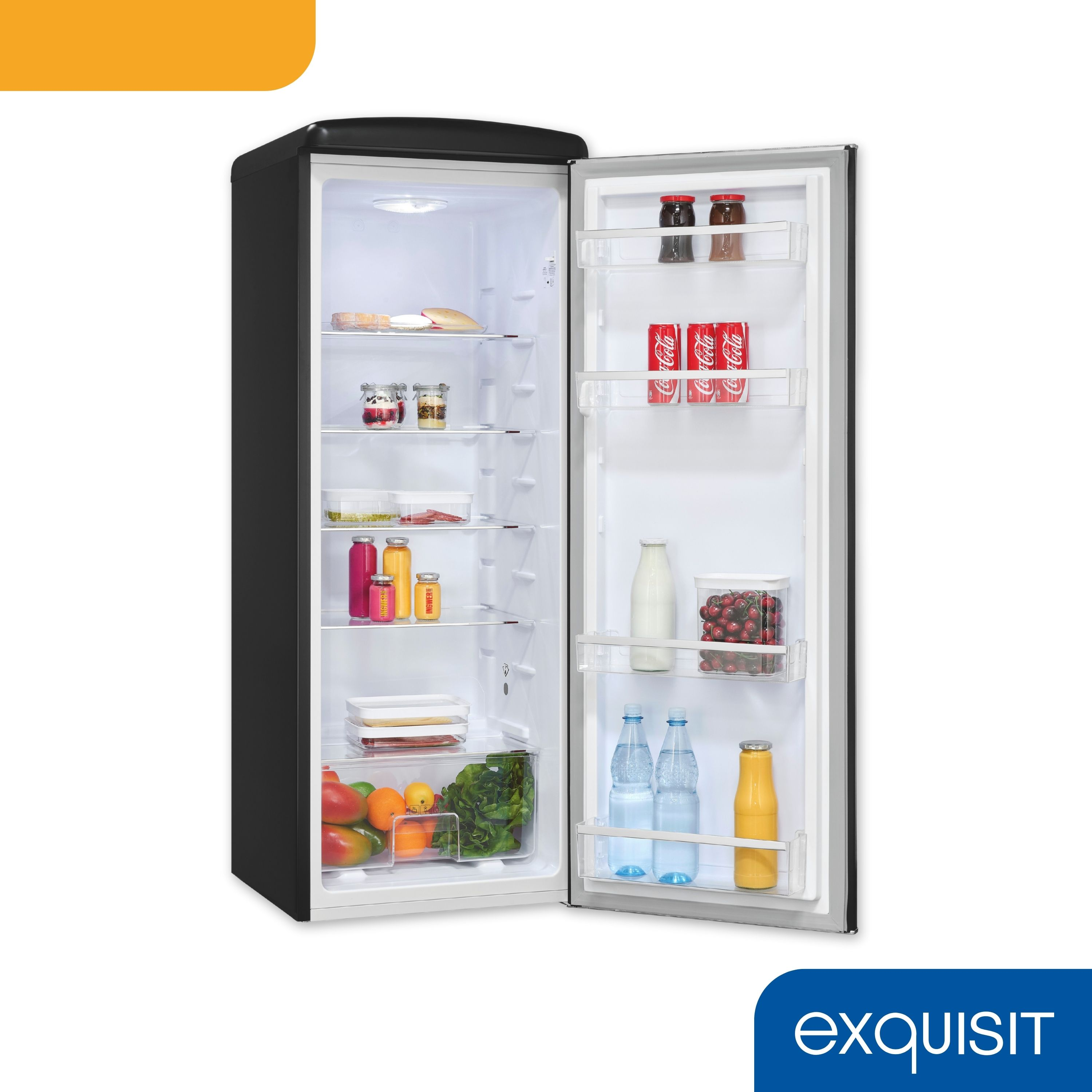 Offener schwarzer Kühlschrank mit Regalen, die mit Lebensmitteln und Getränken gefüllt sind. Enthält Früchte, Gläser und Flaschen.