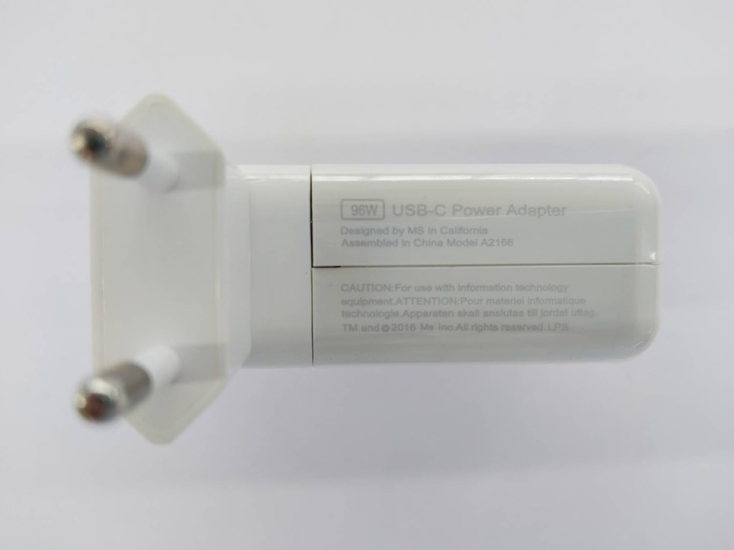 Weißes USB-C-Netzteil. Text: 96W USB-C-Netzteil. Schwarzer Text auf weißer Oberfläche.