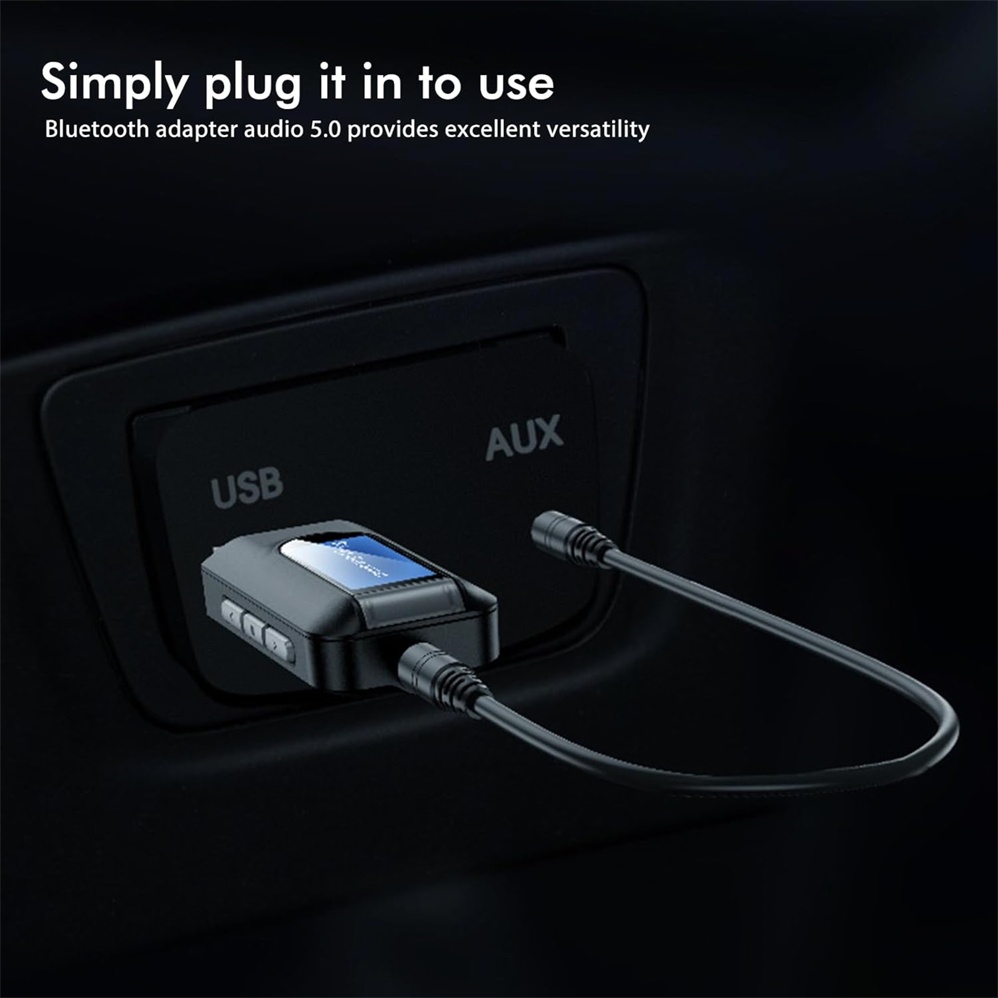 Schwarzes Gerät, das an USB- und AUX-Anschlüsse eines Autos angeschlossen ist.