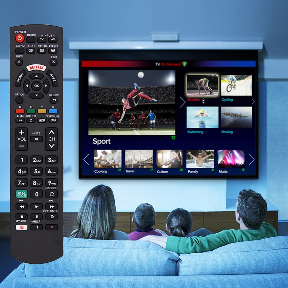 Familie schaut Sport im Fernsehen mit Fernbedienung. Fernbedienung im Vordergrund. Sport auf Abruf.