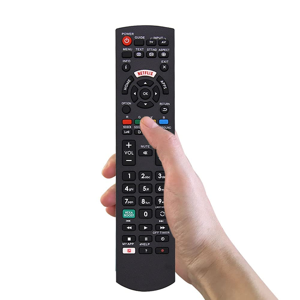 Eine Hand hält eine schwarze Fernbedienung mit vielen Knöpfen; Netflix-Logo.