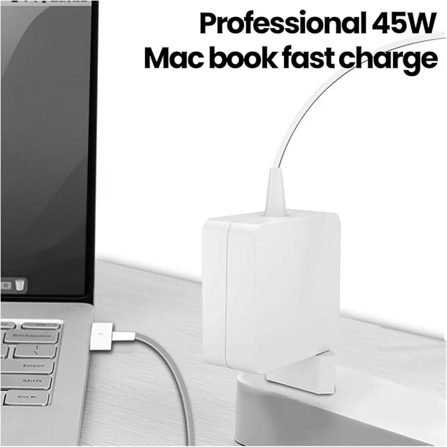 Weißes Macbook-Ladegerät an einer Steckdose. Das Ladegerät hat ein weißes Kabel und ist als 45W Schnellladung gekennzeichnet.