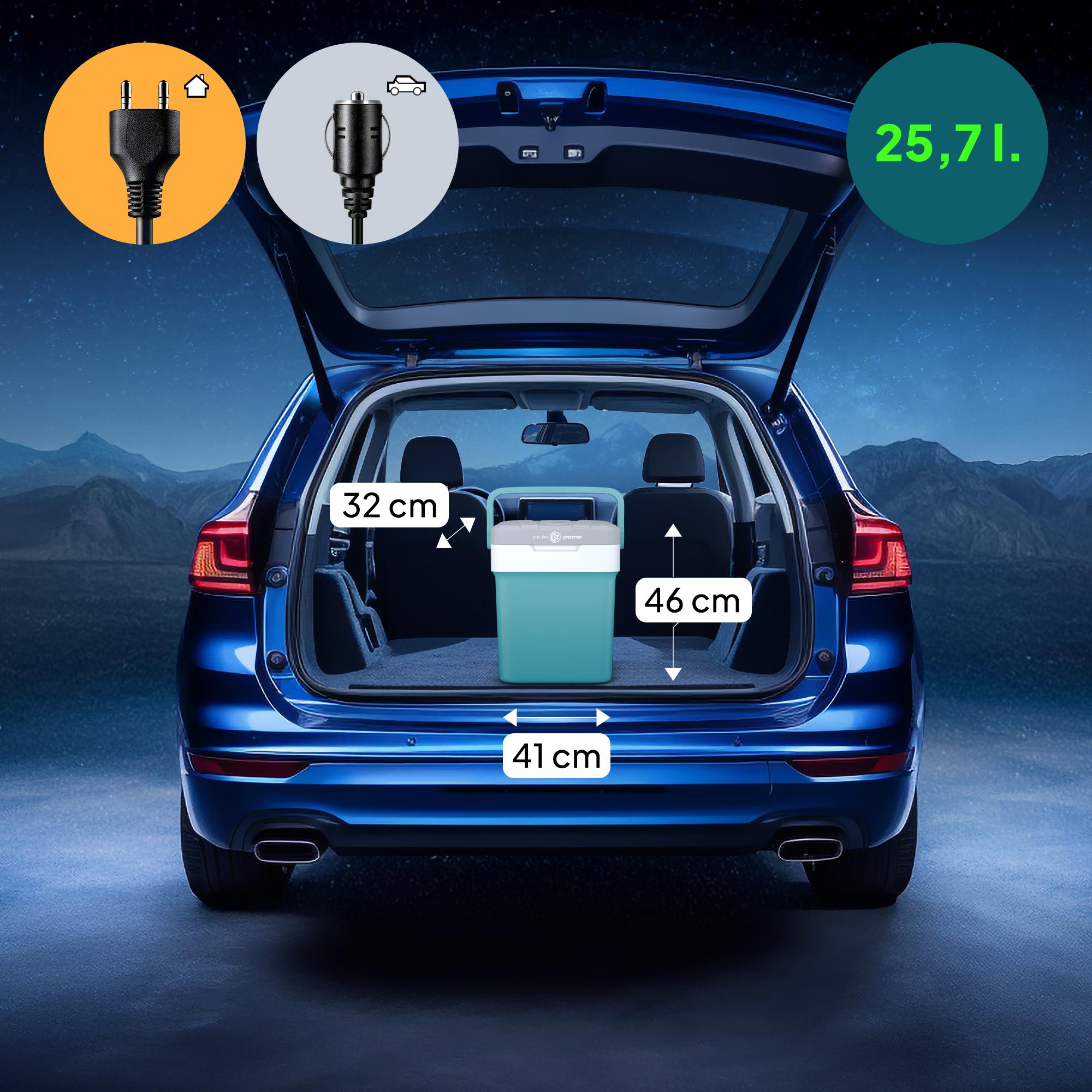 Blauer Kofferraum geöffnet, mit Kühlbox und Maßen. Ein Auto- und Hausstecker sind sichtbar.
