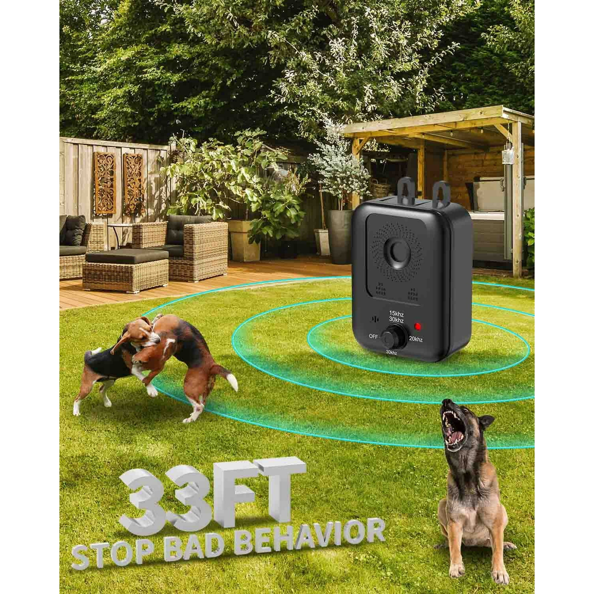 Zwei Hunde spielen im Garten. Ein Gerät liegt auf dem Rasen und Text sagt 'STOP BAD BEHAVIOR'.