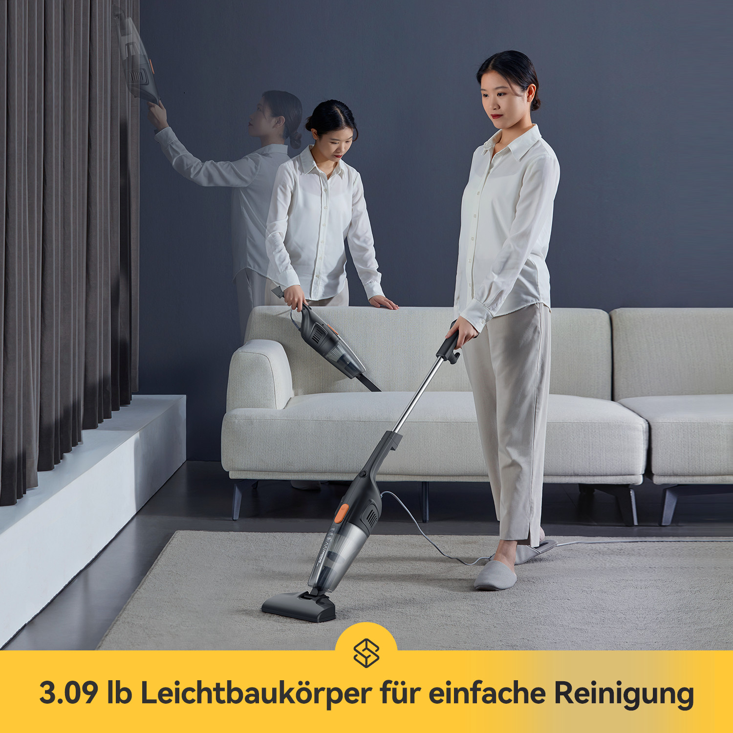 Frau benutzt Staubsauger im Wohnzimmer. Hintergrund: weißes Sofa, grauer Teppich, dunkle Wand.