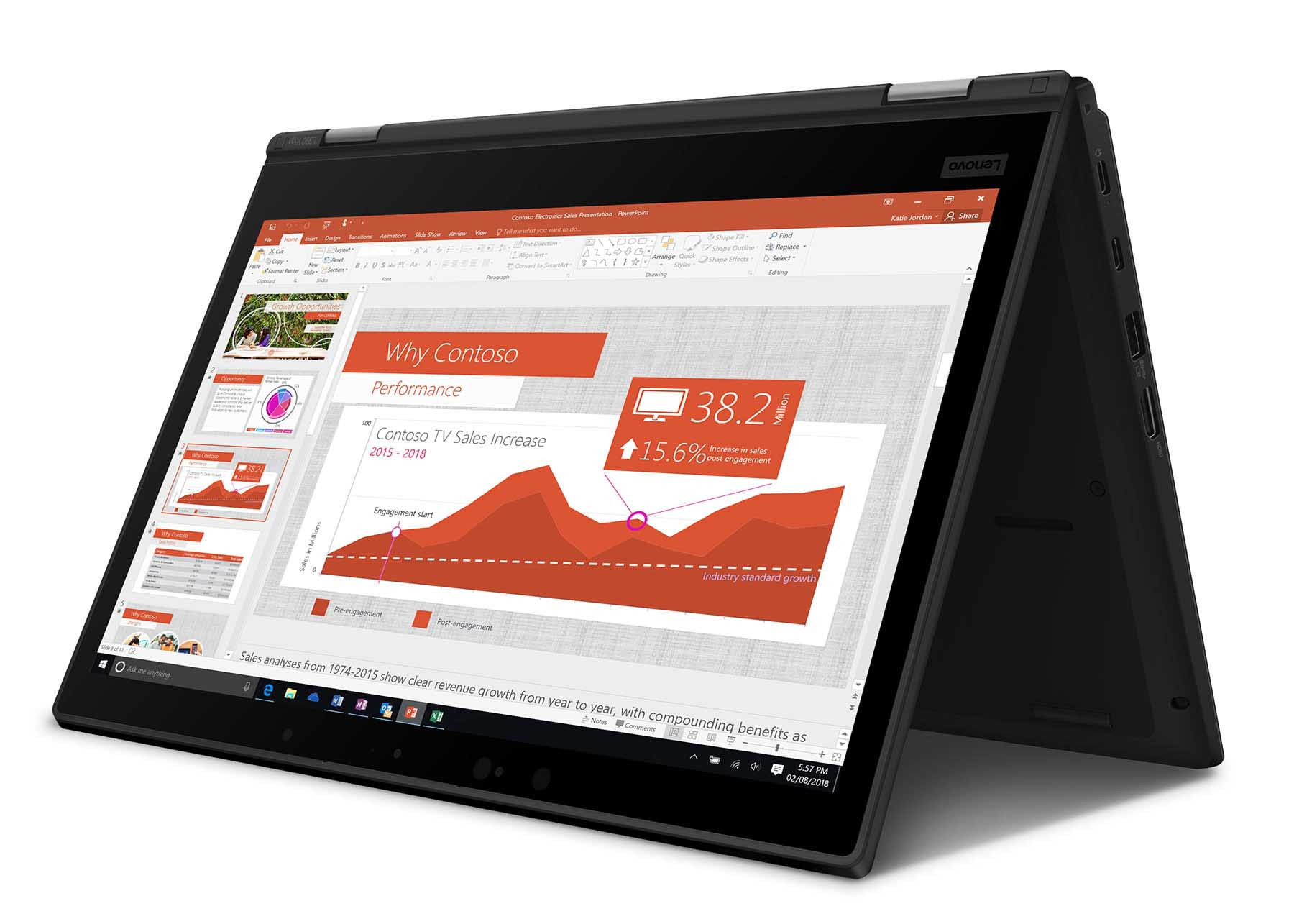 Ein schwarzer Laptop mit einem Bildschirm, der eine Präsentation zeigt, geöffnet auf einem Tisch.