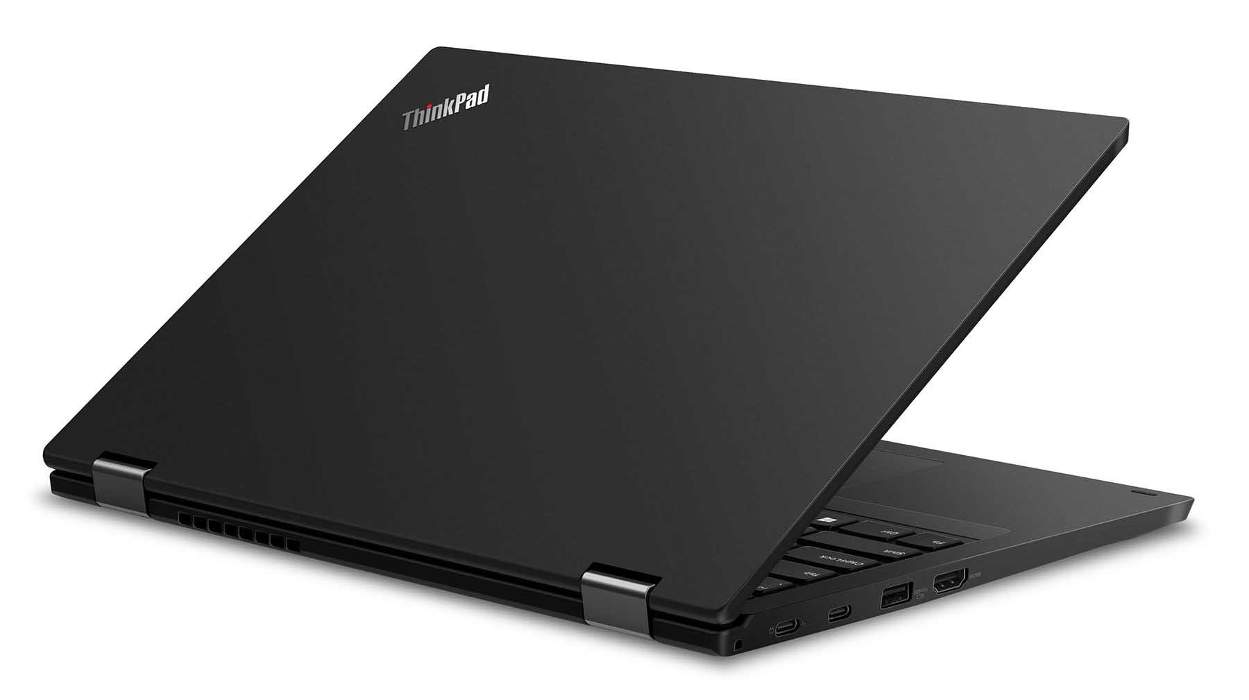 Ein schwarzes ThinkPad-Laptop, leicht geöffnet, auf einer weißen Oberfläche. Der Bildschirm ist abgewinkelt.