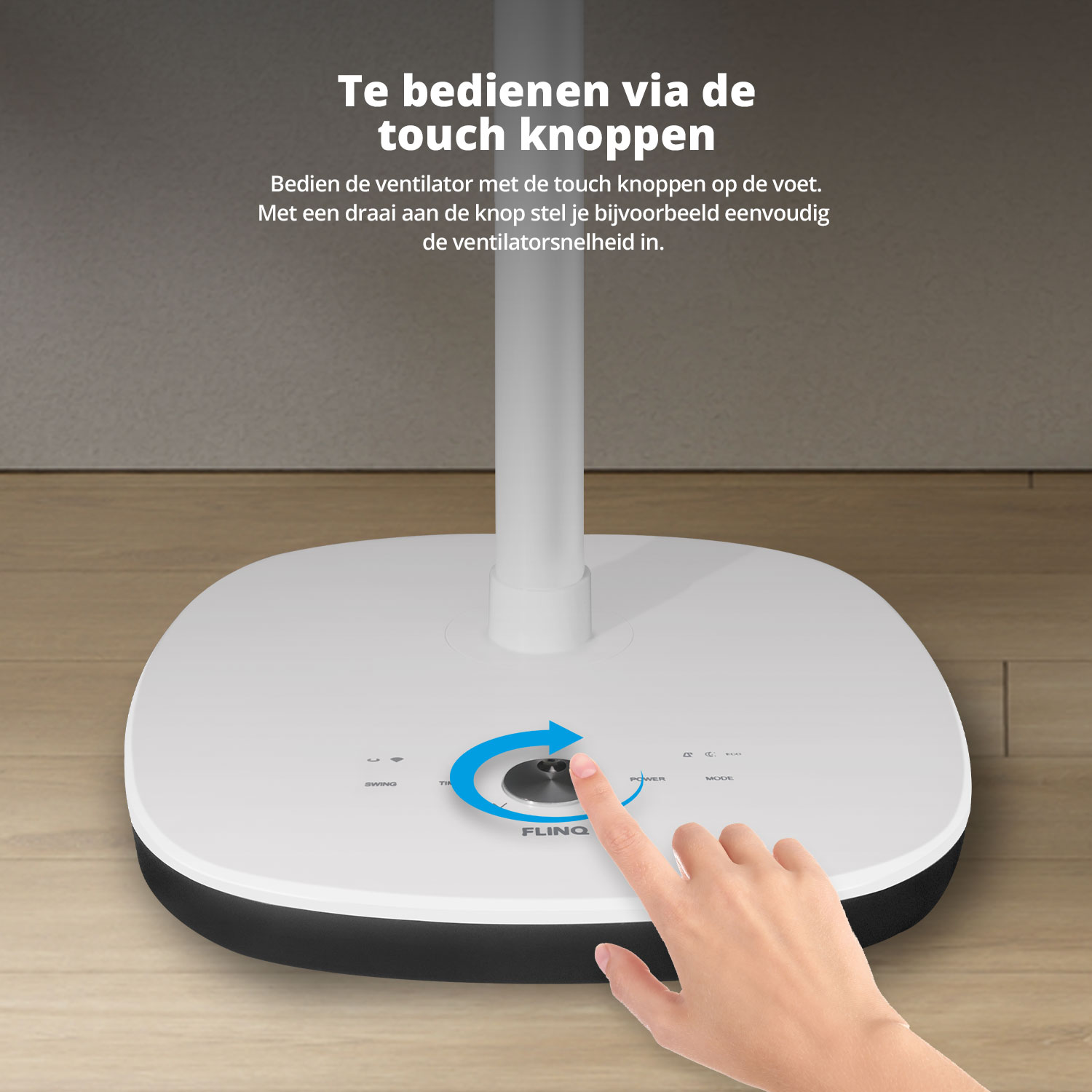 Une main touche le panneau de commande d'un ventilateur. Le panneau a des boutons et un bouton rotatif.