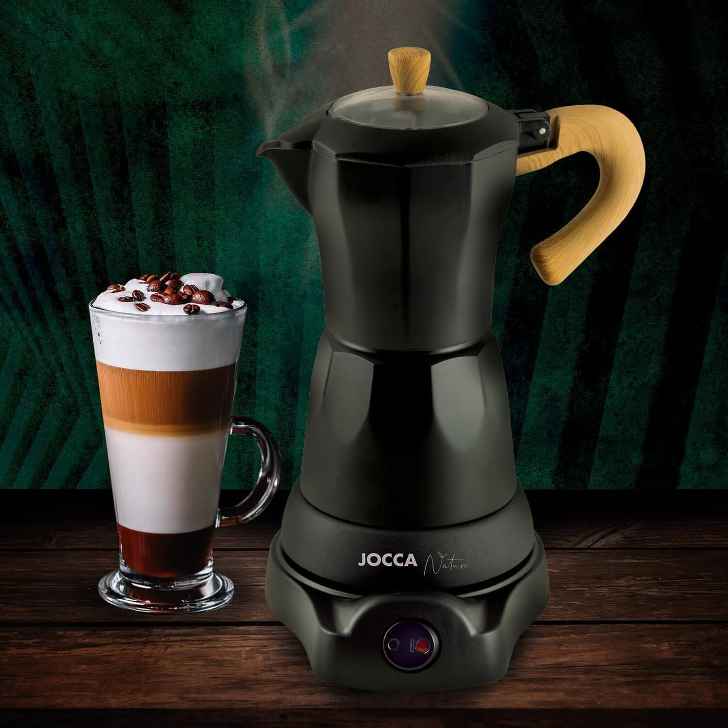 Eine schwarze Kaffeemaschine mit Holzgriff, neben einem Glas geschichteten Kaffees und Kaffeebohnen.