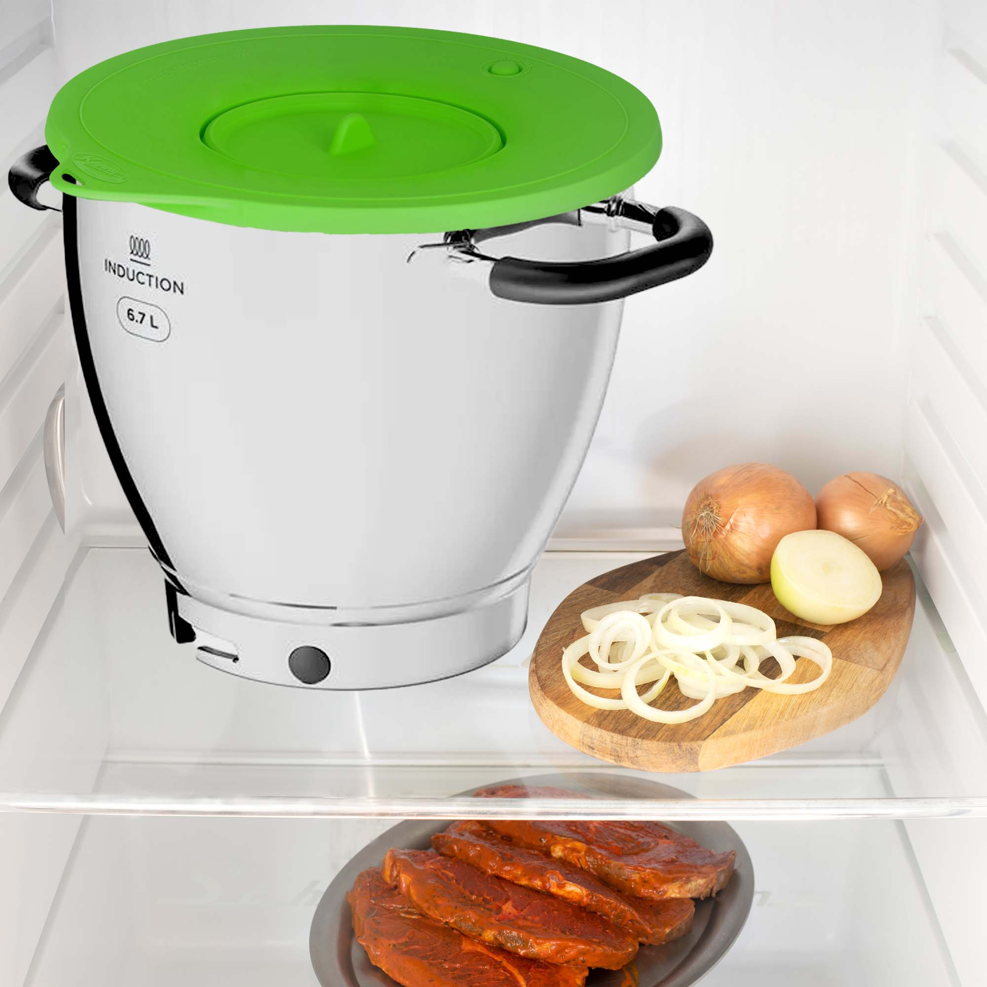Ein Edelstahltopf mit grünem Deckel im Kühlschrank. Zwiebeln und Fleisch liegen im Regal.