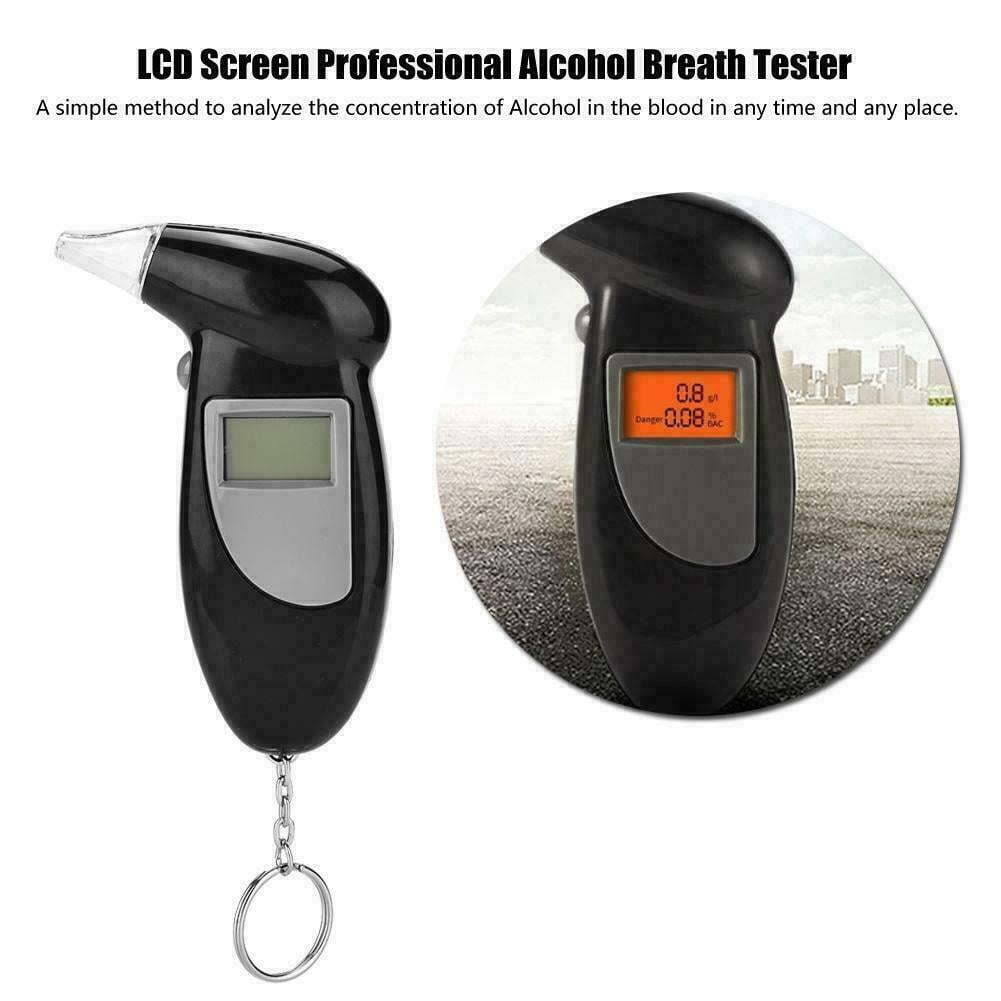 Zwei schwarze Alkoholtester. Einer zeigt 0,08 an, der andere hat einen Schlüsselanhänger.