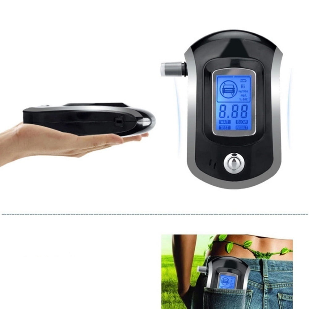 Mann hält Alkoholtester, der einen Wert anzeigt. Eine weitere Ansicht ist in einer Tasche.