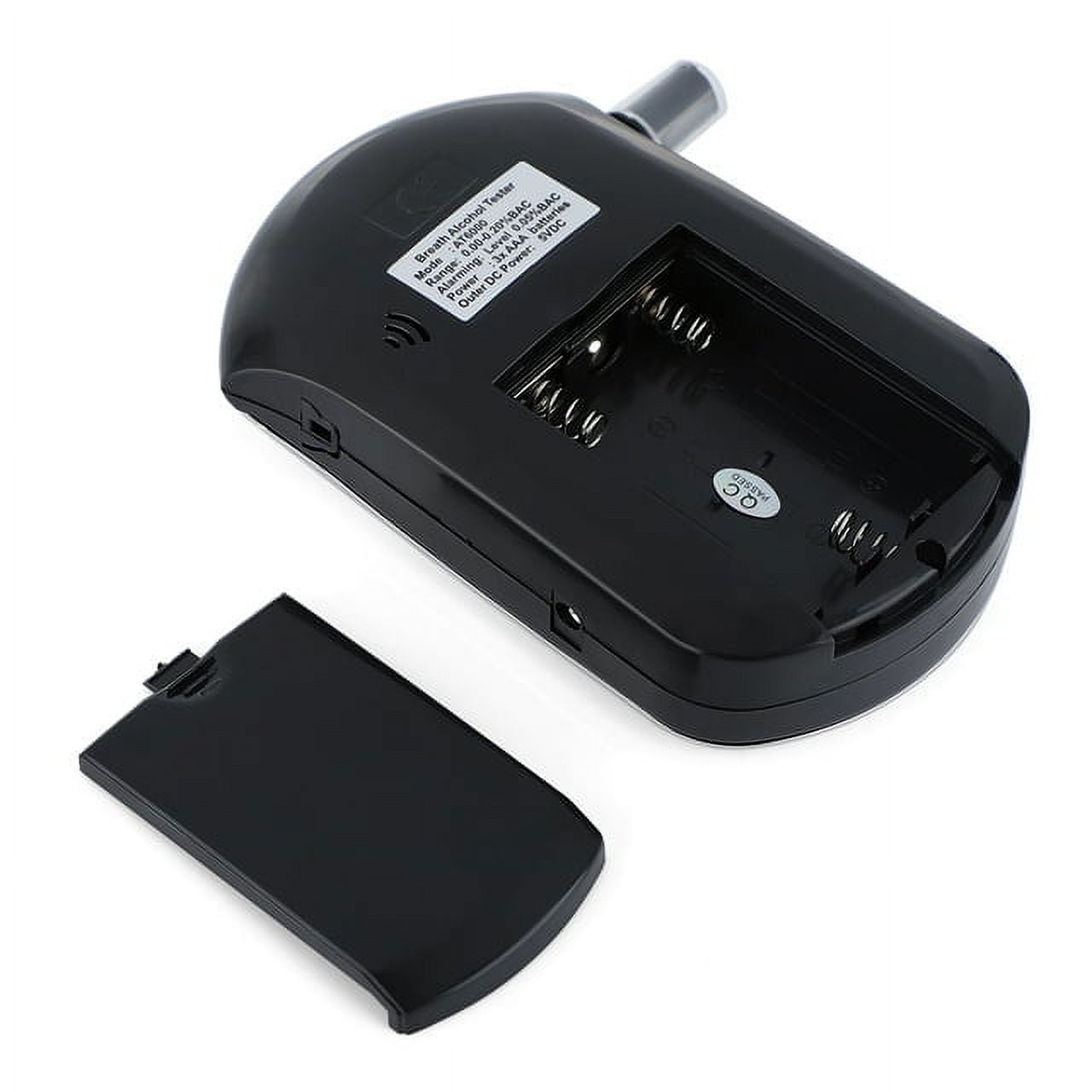Schwarzer Alkoholtester mit geöffnetem Batteriefach. Weißer Hintergrund.