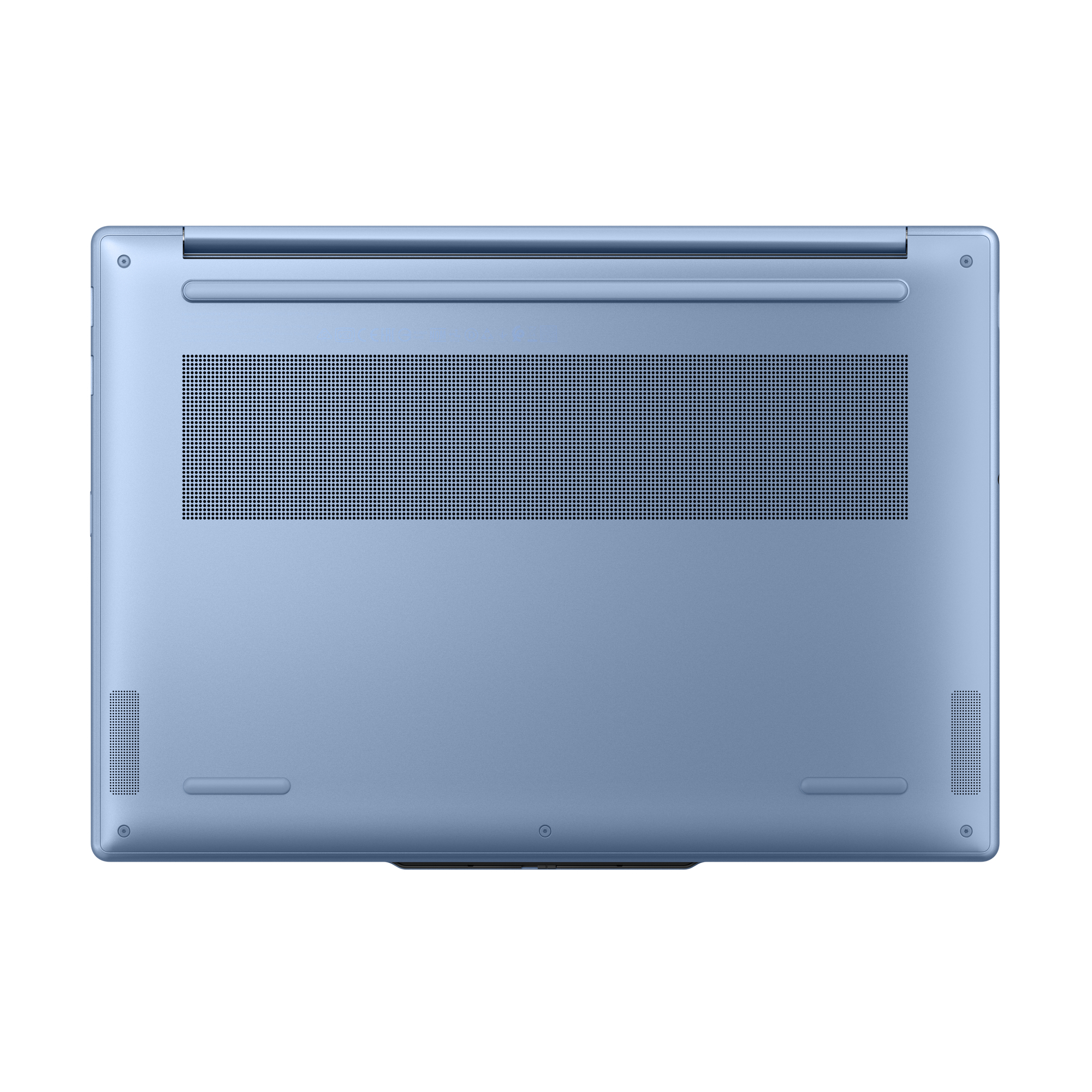 Jasnoniebieski spód laptopa z otworami wentylacyjnymi, portami i gumowymi nóżkami, na białym tle.