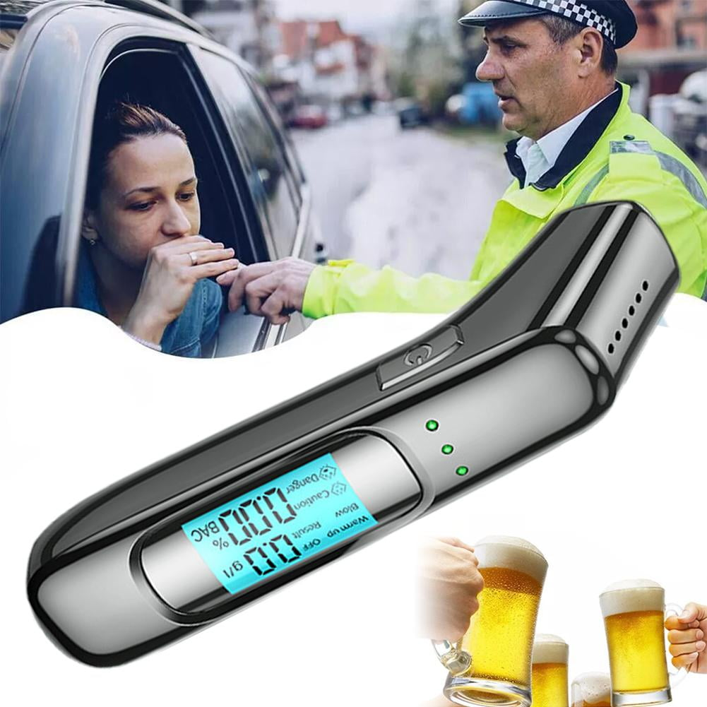 Ein Alkoholtester wird von einem Polizisten in der Nähe eines Autos verwendet. Biergläser sind im Vordergrund.