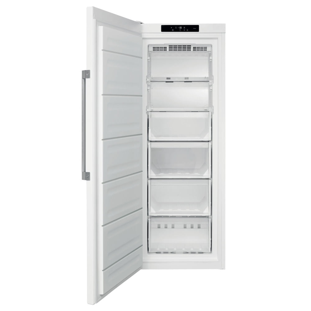 Un congelatore bianco con la porta aperta. All'interno ci sono cassetti. La maniglia è a sinistra.