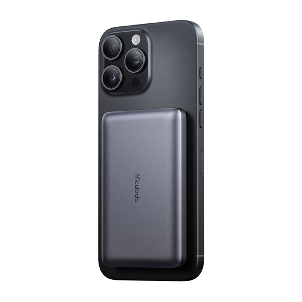 Ein dunkelgraues Telefon mit drei Kameras und einer angeschlossenen dunkelgrauen Powerbank. Das Telefon steht auf weißem Hintergrund.