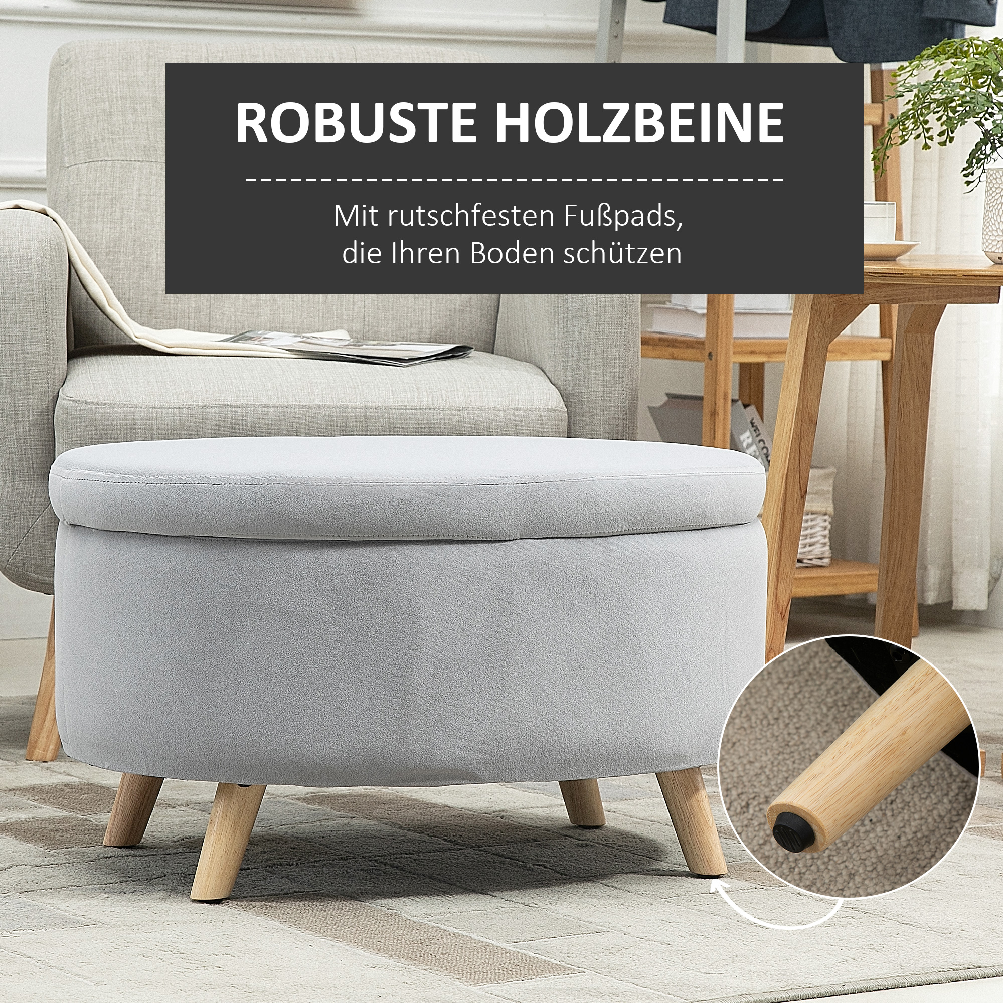 Grauer gepolsterter Hocker mit Holzbeinen, vor hellgrauem Hintergrund.