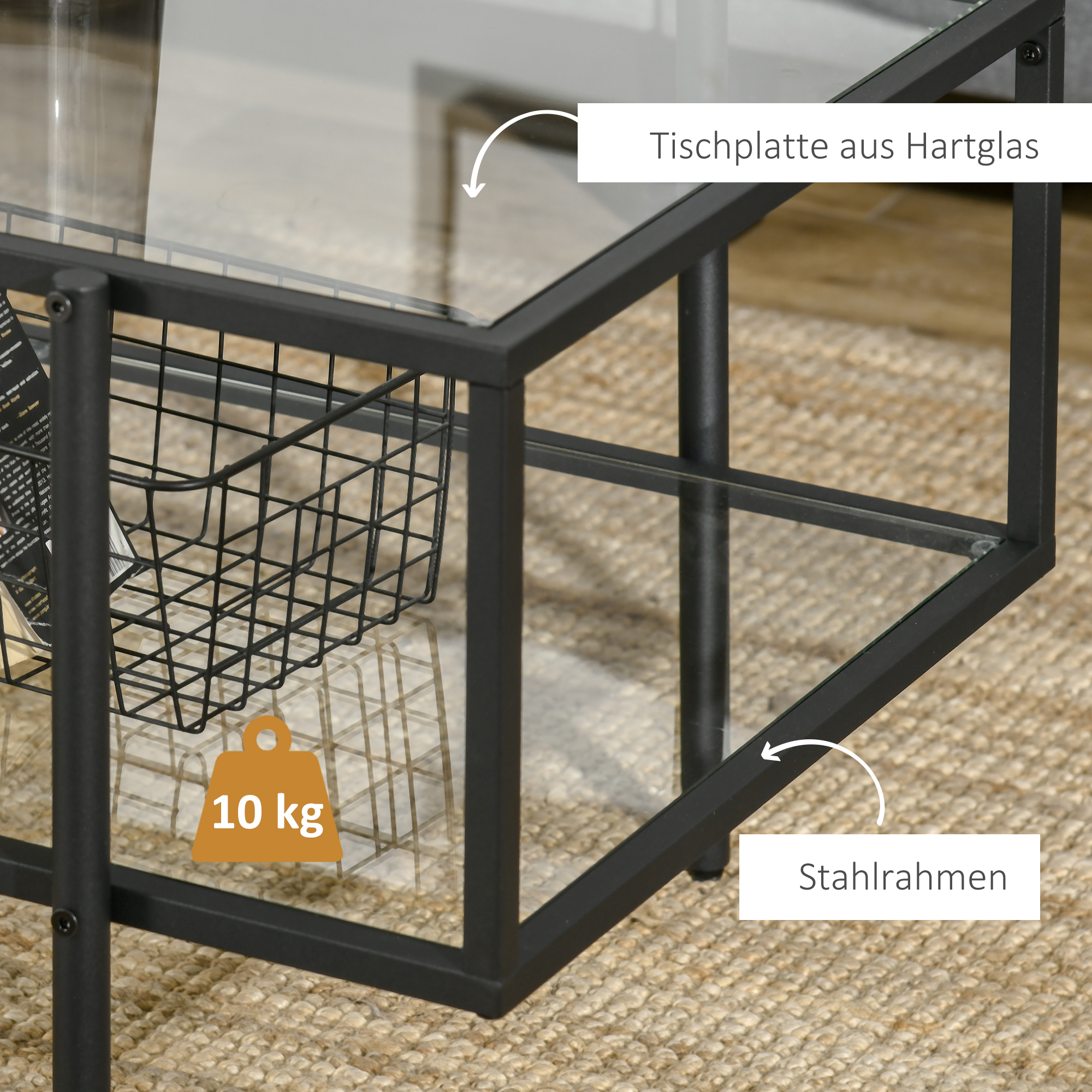 Ein Couchtisch aus schwarzem Metall und Glas mit Korb.
