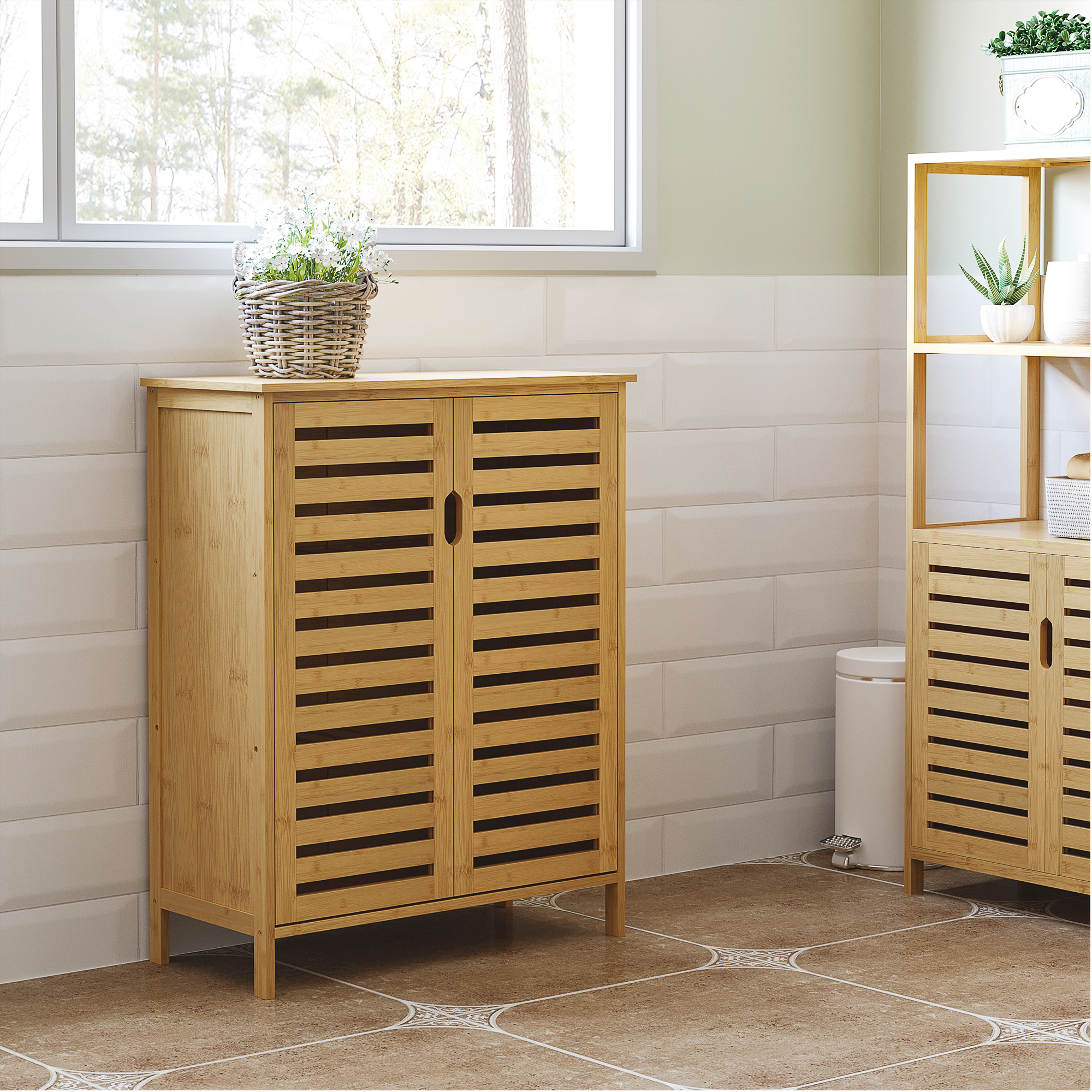 Badezimmerschrank aus Holz mit Lamellentüren, Fenster und weißer Fliesenwand.