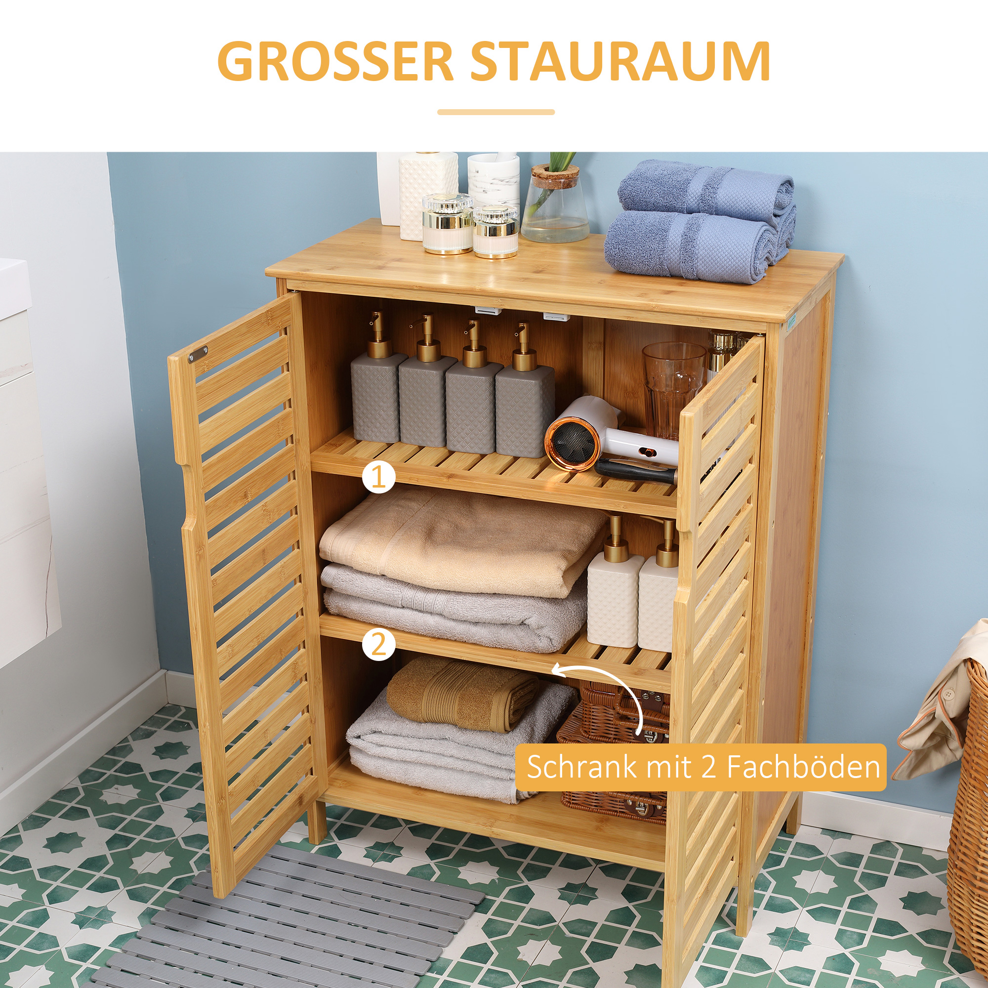 Ein Badezimmerschrank aus Holz mit zwei geöffneten Türen. Innere Regale halten Toilettenartikel.