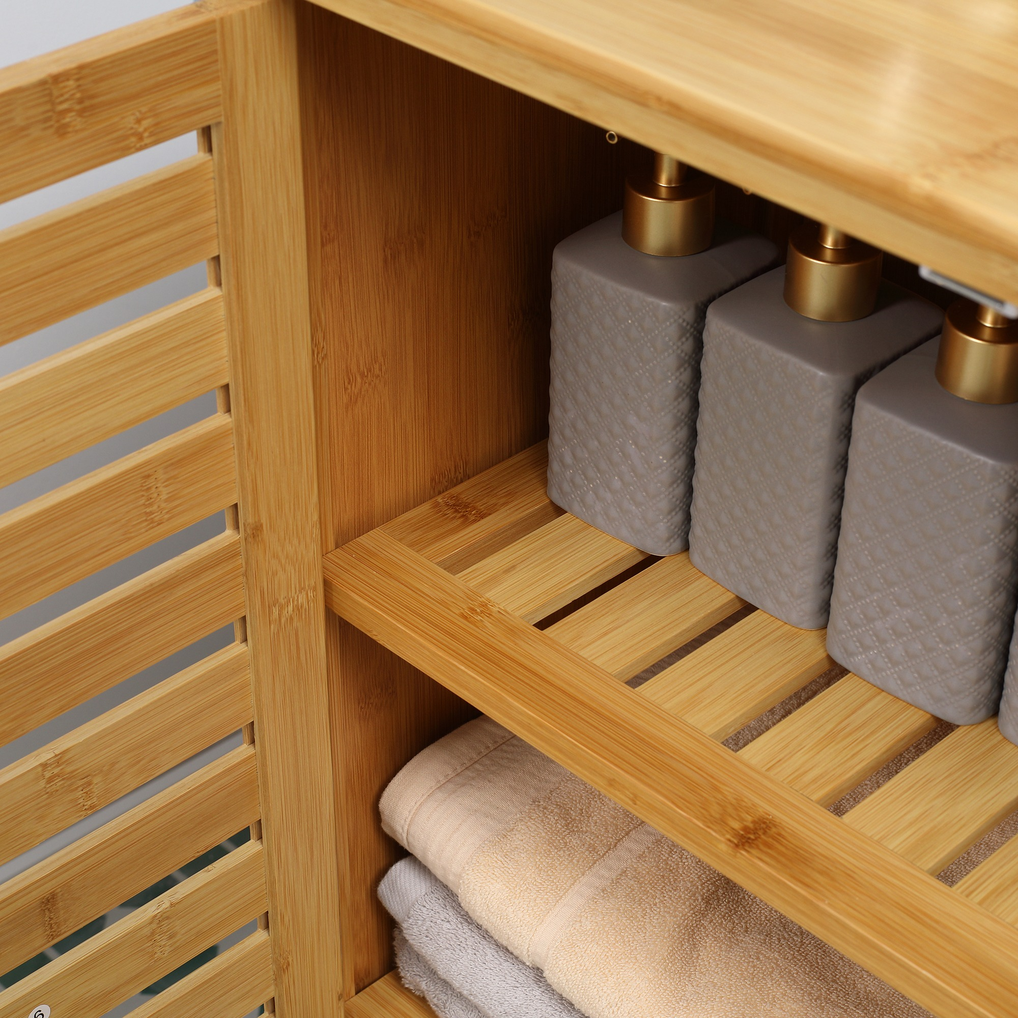 Badezimmerschrank aus Holz mit offenen Regalen und grauen Flaschen auf oberem Regal.