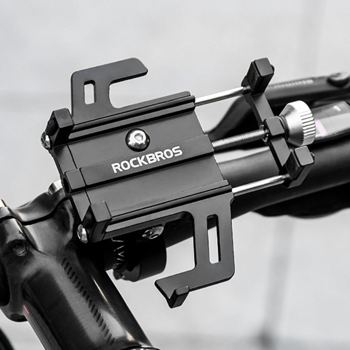 Schwarze Fahrrad-Telefonhalterung. Am Lenker montiert, Rockbros-Logo.