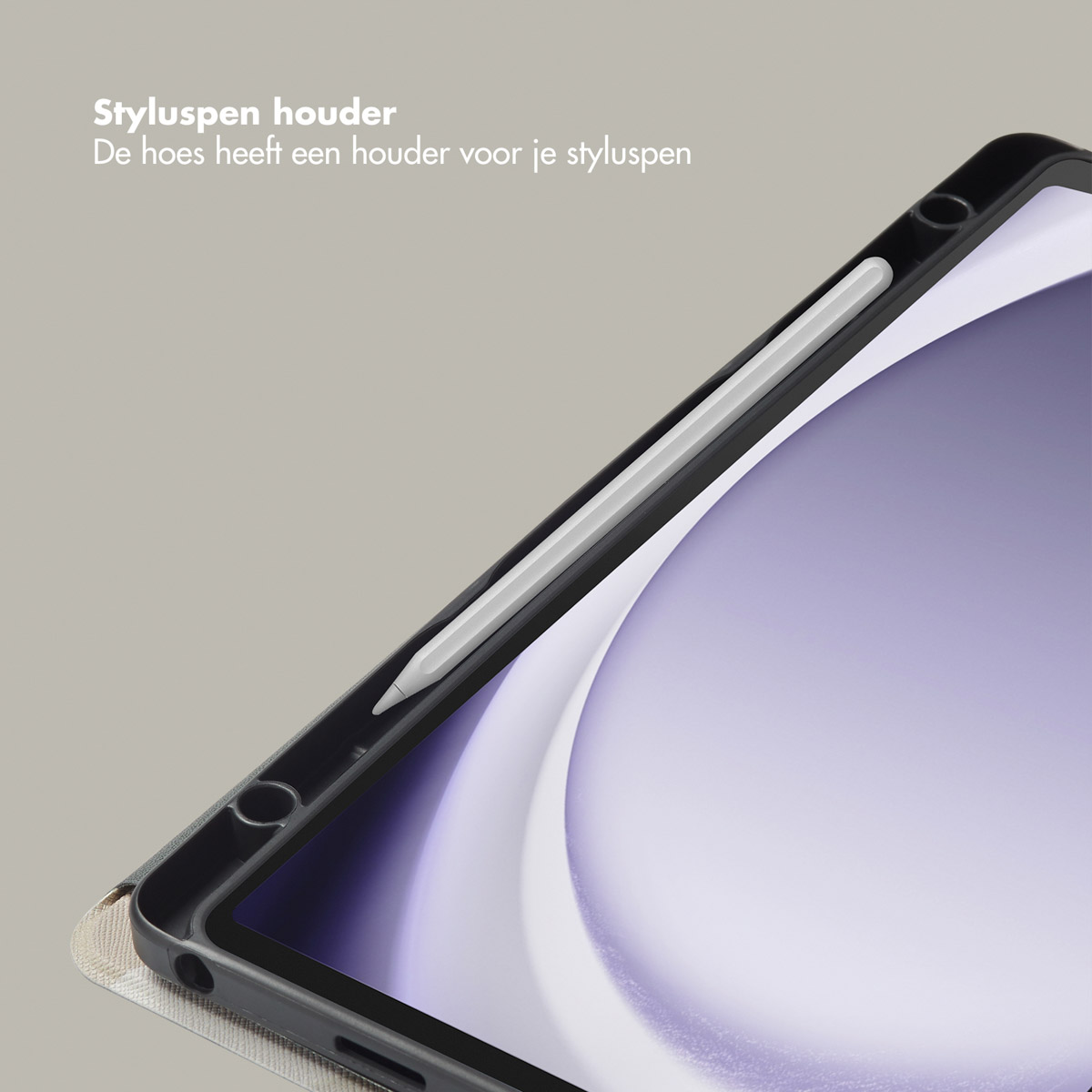 Une tablette avec un stylet est dans un étui. L'étui et le stylet sont sur un fond gris clair.