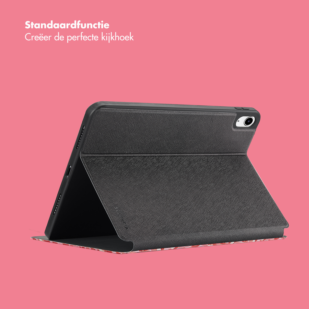 Een tablethoes, opengeklapt als standaard, met een roze achtergrond. De tekst legt de standfunctie uit.