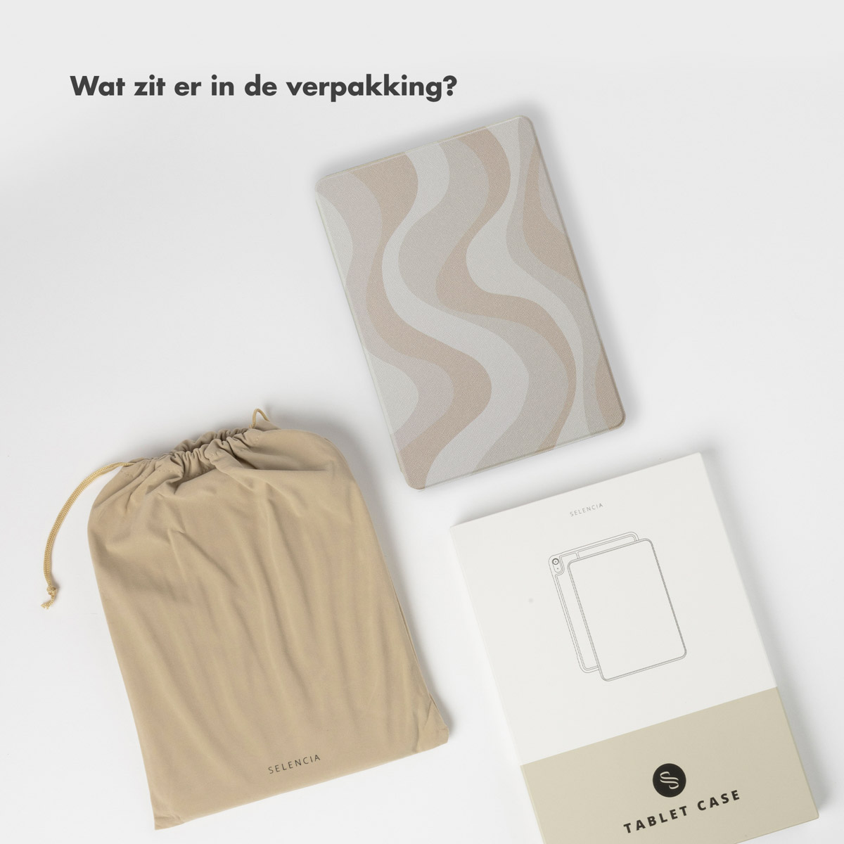 Beige tablethoes, beige trekkoordtas en een witte doos op een wit oppervlak.